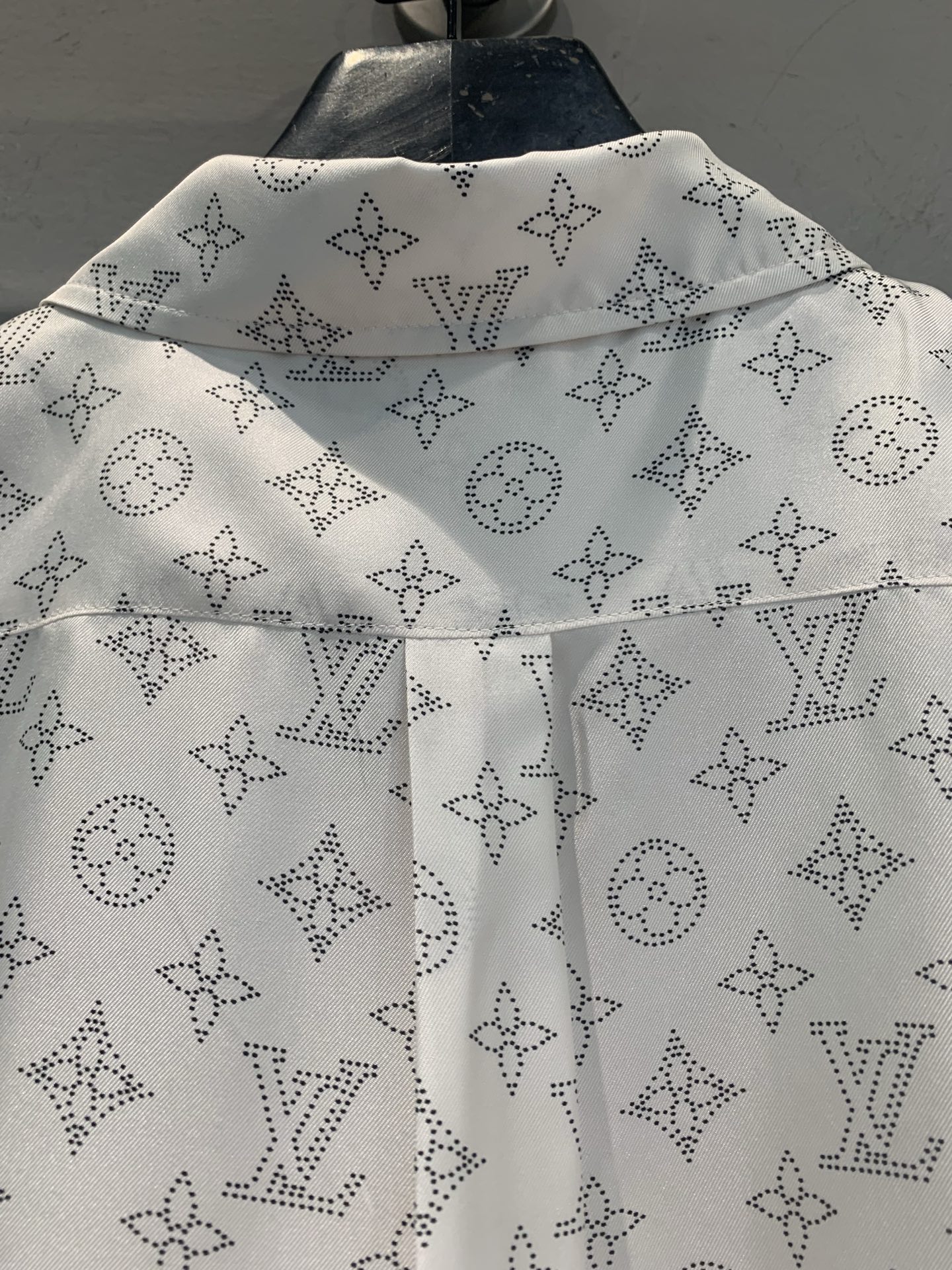 新款🔥出货啦📢 原版开发 L家春夏新款时髦百搭Monogram满印真丝衬衫，才用桑蚕丝材质，柔软舒适，白