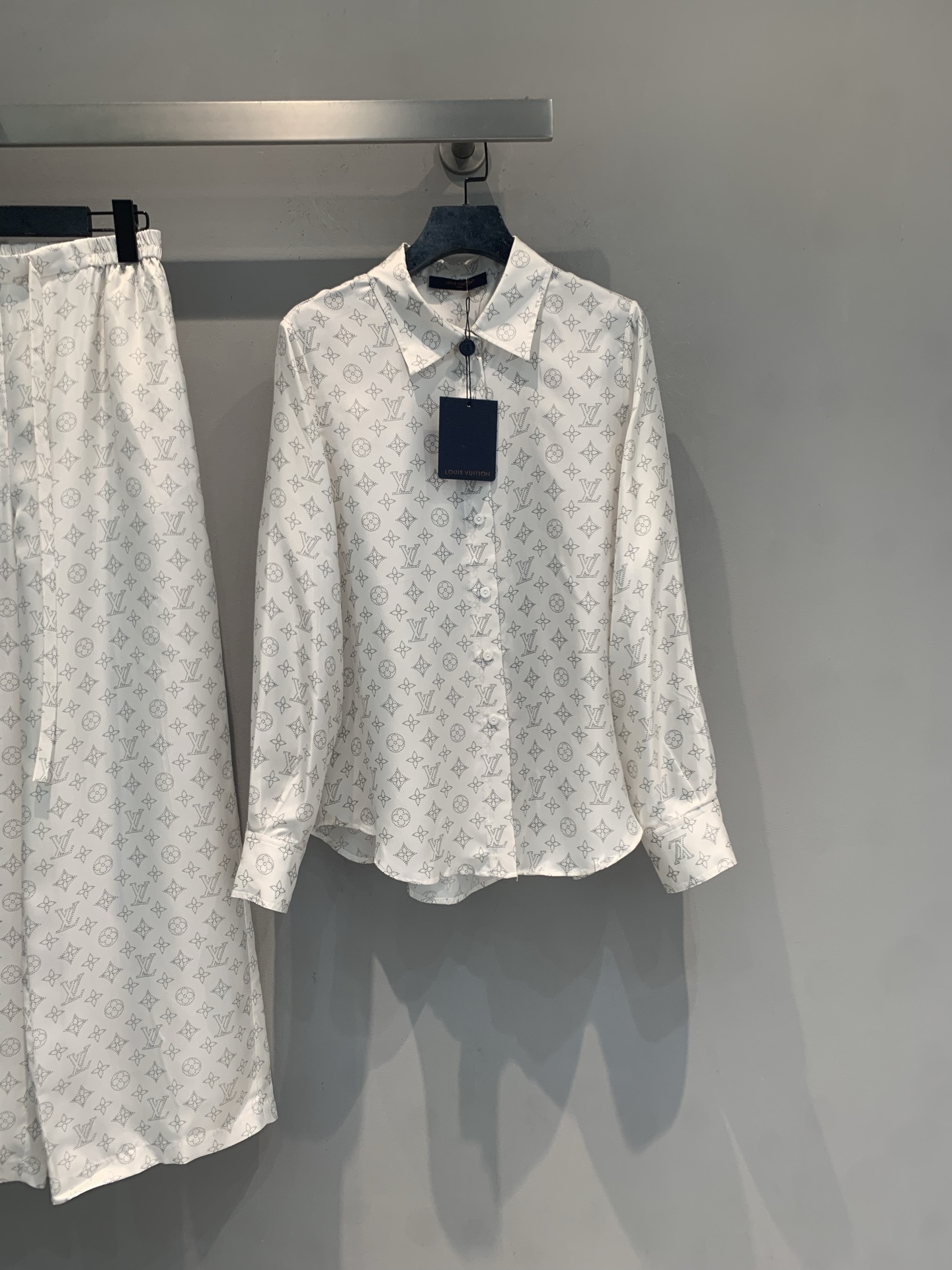 NO:878272,The new model is shipped. Original development. L's new spring and summer fashionable and versatile Monogram all-over printed silk shirt. It is made of mulberry silk material. It is soft and comfortable. It is white with classic presbyopia pattern. The brand is highly recognizable. The loose version is easy to control for commuting and dating. It is great to wear alone or layered. The all-over printing design makes the whole body more advanced. Pair it with dark bottoms or simple accessories to easily create a fashionable atmosphere. Size 36 38 40 42, louis vuitton, shirts, real  silk,19860909新款出货啦 原版开发 L家春夏新款时髦百搭Monogram满印真丝衬衫,才用桑蚕丝材质,柔软舒适,白色底配经典老花图案,品牌辨识度超高.宽松版型,通勤约会都能轻松驾驭,单穿或叠搭都很出彩.满印设计让整体更高级,搭配深色下装或简约配饰,轻松打造时尚氛围感.码数36 38 40 42,,louis vuitton,shirts,real silk,,Women's clothing