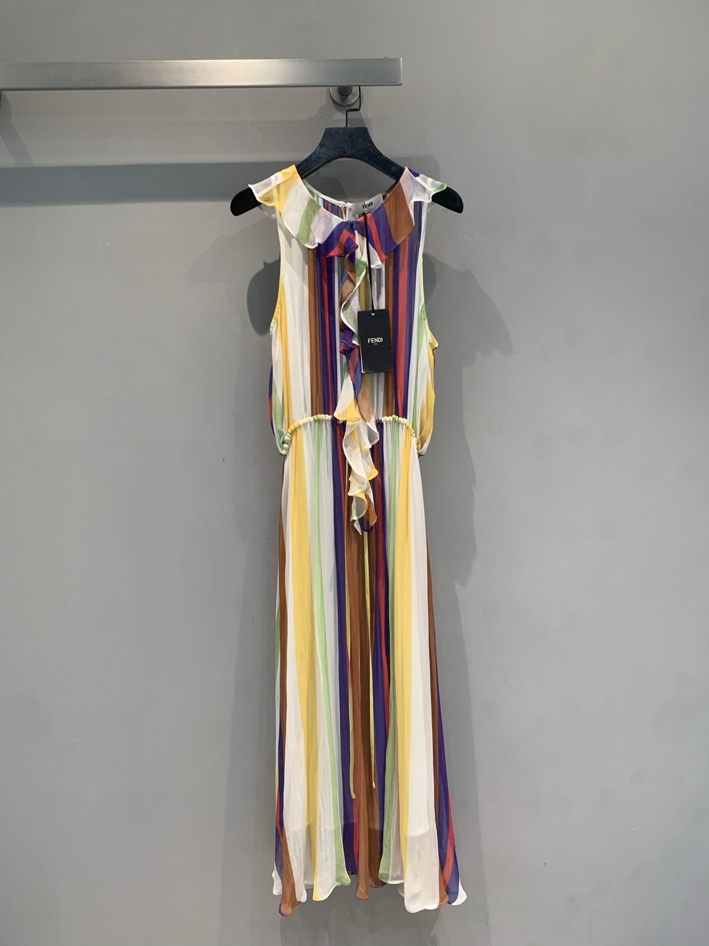 NO:878256,The new model is shipping. Originally developed by Fend*, the new fashionable retro colorful striped silk dress for spring and summer is light and elegant, and super comfortable to wear in summer!  The sleeveless halterneck + ruffle design modifies the lines of the shoulders and neck, making it elegant and elegant. The vertical stripes are retro and contrasting, and the yellow leather can be easily controlled. The drawstring at the waist is slim and practical. The skirt is wide and has a sense of atmosphere when walking. It is very photogenic for beach vacations, afternoon tea, and photo shoots. The same style as Tang Yan, both fashionable and comfortable, a must-have for summer wear!  Code number 36 38 40 42,,fendi,skirts,real silk,19860909新款出货啦 原版开发 Fend*春夏新款时髦复古彩色条纹真丝连衣裙,轻盈飘逸,夏天穿超舒服！无袖挂脖+荷叶边设计,修饰肩颈线条,优雅又显气质.竖条纹复古撞色,黄皮也能轻松驾驭,腰部抽绳收腰,显瘦又实用.裙摆大摆,走路自带氛围感,海边度假、下午茶、拍照都很出片.唐嫣同款,时尚与舒适兼具,夏日穿搭必入！码数36 38 40 42,,fendi,skirts,real silk,,Women's clothing