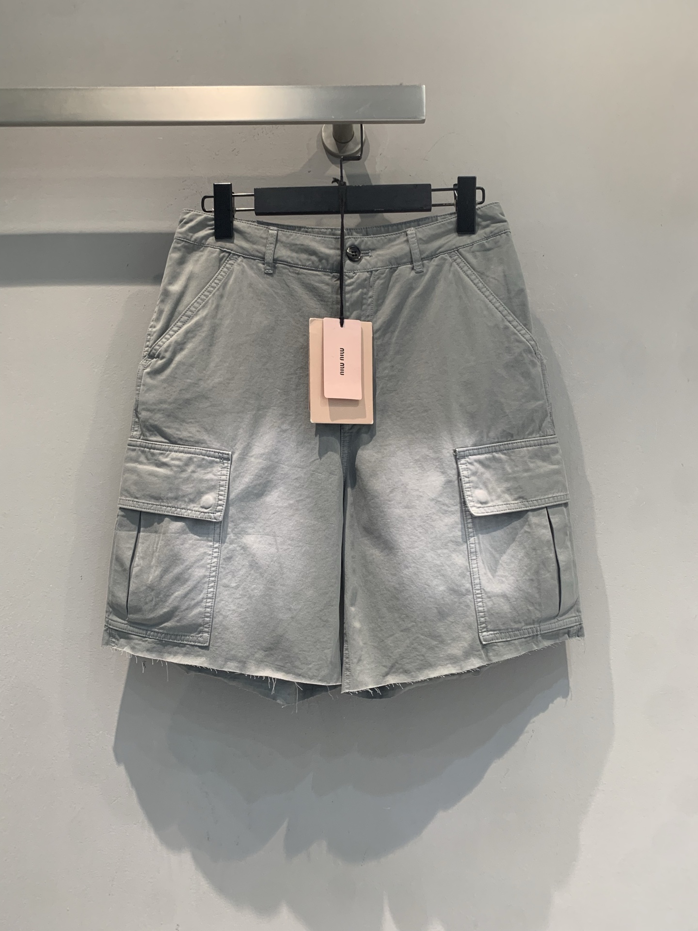NO:878263,The new model has been shipped. The original development of Miumi* new spring and summer gray cargo shorts, washed and distressed cotton fabric, full of retro street feel!  Loose, straight-leg five-quarter trousers with multi-pocket design are super practical and fashionable. The raw edge trouser details make it easy to create a casual and lazy atmosphere~ The gray color is versatile and can hold both sweet and cool or casual styles. It is suitable for summer outings, vacations, and daily wear. It is comfortable and stylish!  Code numberSML,,miumiu,shorts,19860909新款出货啦 原版开发 Miumi*春夏新款灰色工装短裤,水洗做旧棉质面料,复古街头感满满！宽松直筒五分裤型,多口袋设计超实用又时髦.毛边裤脚细节,随性慵懒氛围轻松拿捏～灰色百搭,甜酷or休闲风都能hold住,夏季出街、度假、日常穿搭都很合适,舒适又有型！码数SML,,miumiu,shorts,,Women's clothing