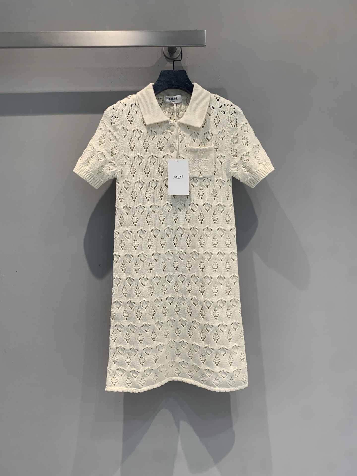 NO:878267,The new model has been shipped. The original development of Celin*'s new spring and summer fashionable retro hollow knitted dress adopts a hollow pattern design, with a delicate and layered texture. Classic Polo collar + short sleeves, brand embroidered pockets on the chest, perfect details!  The overall slim fit can be easily managed in daily life or light formal occasions. The knitted fabric has good elasticity and is comfortable to wear. It is very suitable for spring and autumn. Pair it with short boots or single shoes for an elegant and casual style. Size SML, celine, boots, skirts, T-shirt,19860909新款出货啦 原版开发 Celin*春夏新款时髦复古镂空针织连衣裙,采用镂空花纹设计,质感细腻有层次感.经典Polo领+短袖,胸前品牌刺绣口袋,细节满分！整体修身剪裁,日常或轻正式场合都能轻松驾驭.针织面料弹性好,穿着舒适,春秋季节超适合～搭配短靴或单鞋,优雅休闲风get.码数SML,,celine,boots,skirts,T-shirt,,Women's clothing