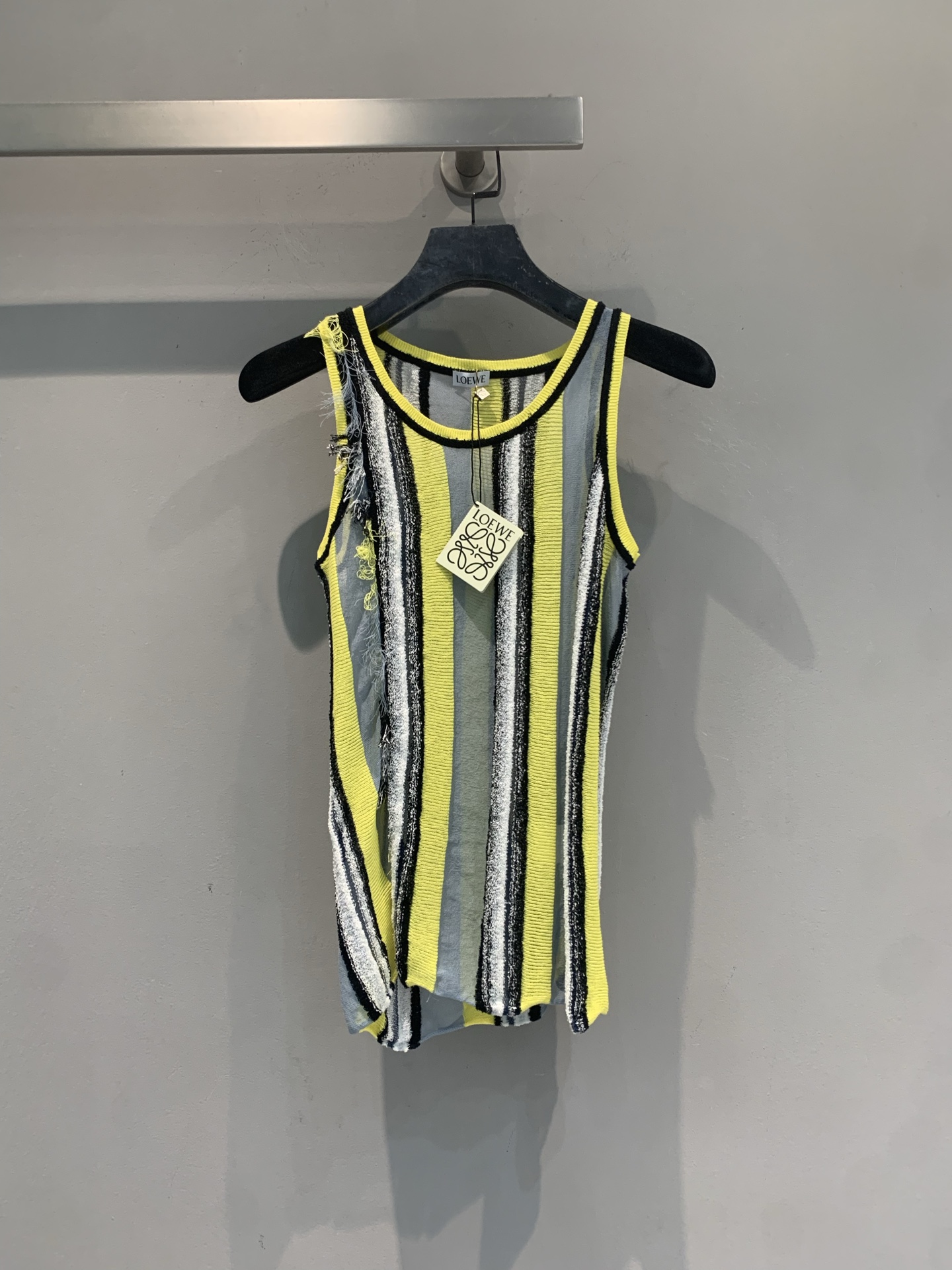 NO:878271,The new model is shipping. The original developed Loew* Paula's Ibiza series contrasting striped vest is limited to summer. It is light and breathable, and full of vacation atmosphere. Sleeveless design, cut to fit the body shape, it is great to wear alone or layered, and it looks great with jeans and skirts!  Inspired by Ibiza, the urban resort style can be easily used for commuting and vacation. It is a must-have highlight item in the summer wardrobe. Size SML, loewe, skirts, jeans,19860909新款出货啦 原版开发 Loew* Paula's Ibiza系列撞色条纹背心,夏日限定,轻薄透气,度假氛围感满满.无袖设计,剪裁贴合身形,单穿或内搭都很出彩,搭配牛仔裤、半裙都超好看！灵感来自伊比萨岛,都市度假风,通勤、度假都能轻松驾驭,是夏日衣橱必备亮点单品.码数SML,,loewe,skirts,jeans,,Women's clothing