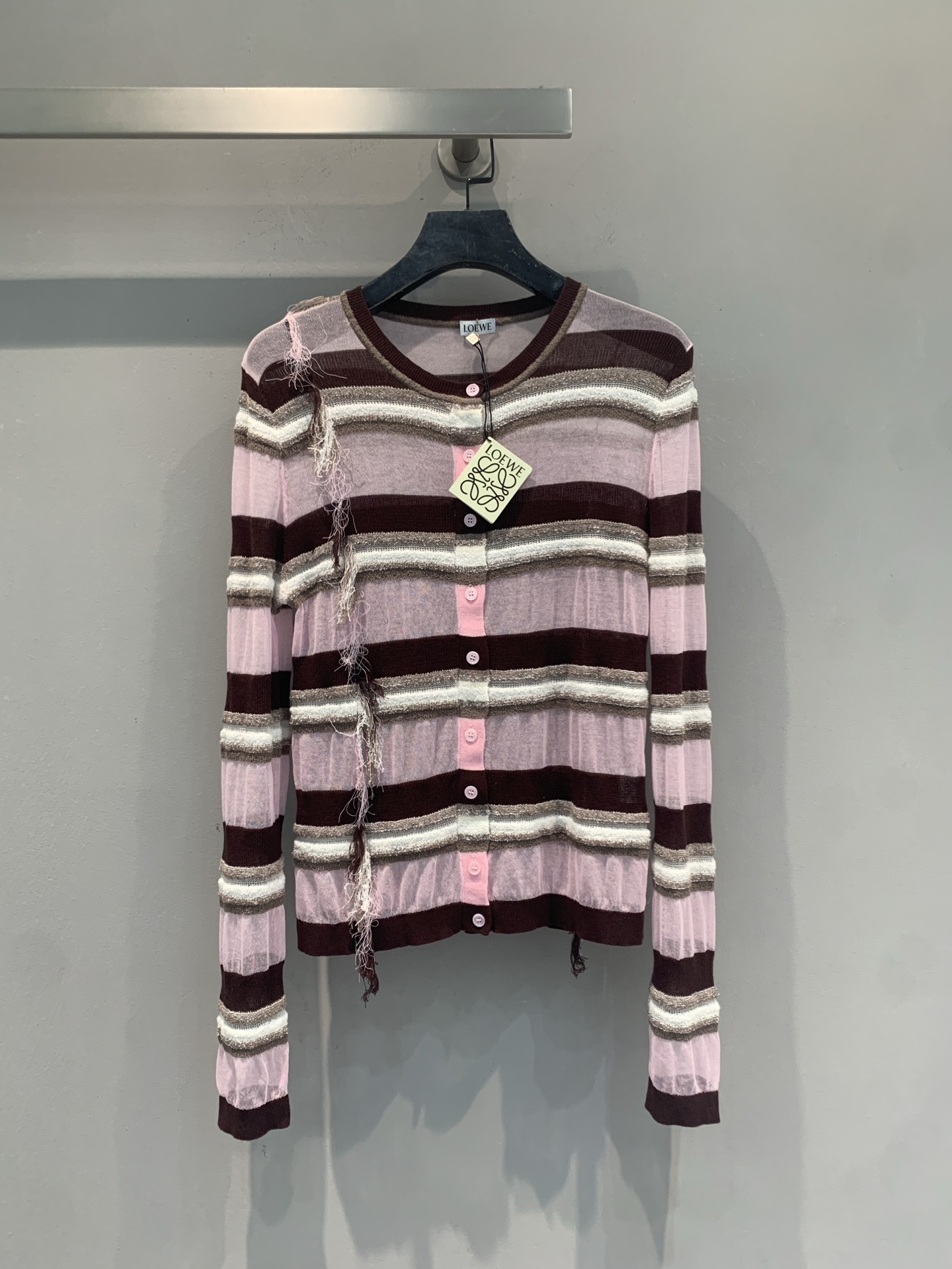 NO:878262,The new model is shipping. The original development Loew* new spring and summer Paula's Ibiza series striped knitted cardigan is made of light and semi-transparent yarn. The pink and brown stripes are retro and gentle, embellished with natural raw edges, casual and detailed. The front button design is OK to wear alone or layered, and can be easily worn in an air-conditioned room or on vacation. Inspired by summer resort style, paired with wide-leg pants or denim shorts, it has a perfect lazy atmosphere!  Code numberSML,,loewe,shorts,19860909新款出货啦 原版开发 Loew*春夏新款Paula's Ibiza系列条纹针织开衫,采用轻薄半透纱质,粉棕条纹复古温柔,点缀自然毛边,随性又有细节感.正面纽扣设计,单穿或内搭都很OK,空调房、度假都能轻松驾驭.灵感来自夏日度假风,搭配阔腿裤或牛仔短裤,慵懒氛围感满分！码数SML,,loewe,shorts,,Women's clothing