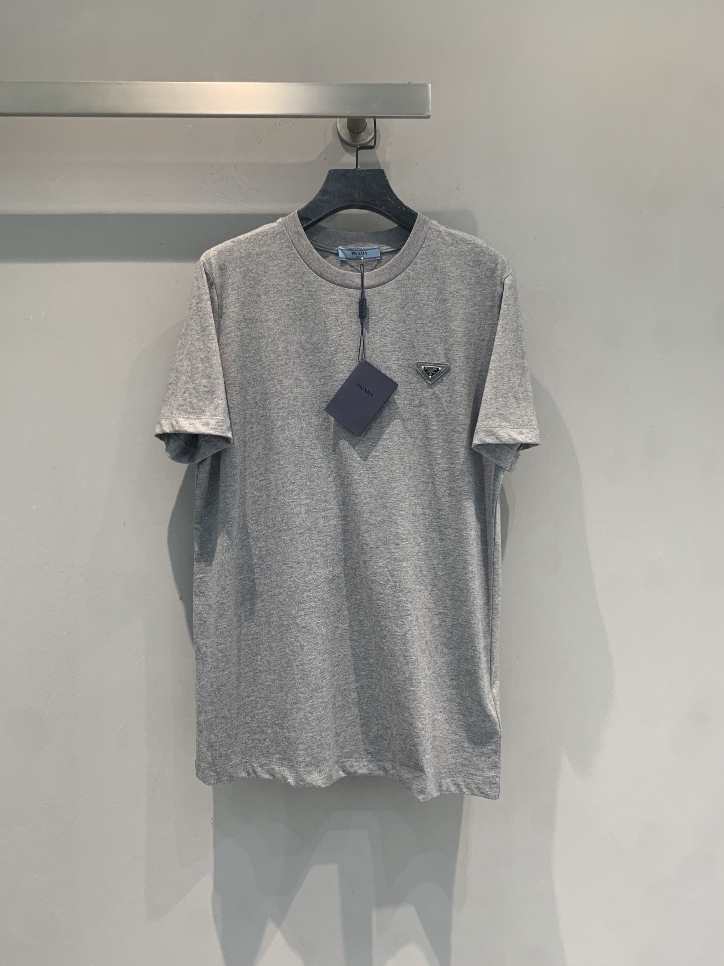 NO:878565,The new model has been shipped. The original development of Prad* new spring and summer fashionable and versatile triangle logo gray short-sleeved T-shirt is made of high-quality cotton, soft and breathable, and super comfortable to wear in summer!  The classic triangle logo on the chest is low-key and recognizable. The round neck design is simple and versatile, and the gray tone is very easy to match, whether it is jeans or casual pants. The cut is loose, suitable for daily leisure or light sports, comfortable and fashionable, and is a must-have item in the summer wardrobe!  Size SML,,prada,jeans,T-shirt,tees,t-shirt,19860909新款出货啦 原版开发 Prad*春夏新款时髦百搭三角标灰色短袖T恤,采用高品质棉料,柔软透气,夏天穿超舒服！胸前经典三角徽标,低调又有辨识度.圆领设计简约百搭,灰色调超好配,无论牛仔裤还是休闲裤都能轻松驾驭.剪裁宽松,日常休闲或轻运动都很合适,舒适又时髦,是夏季衣橱必备单品！码数SML,,prada,jeans,T-shirt,tees，t-shirt,,Women's clothing