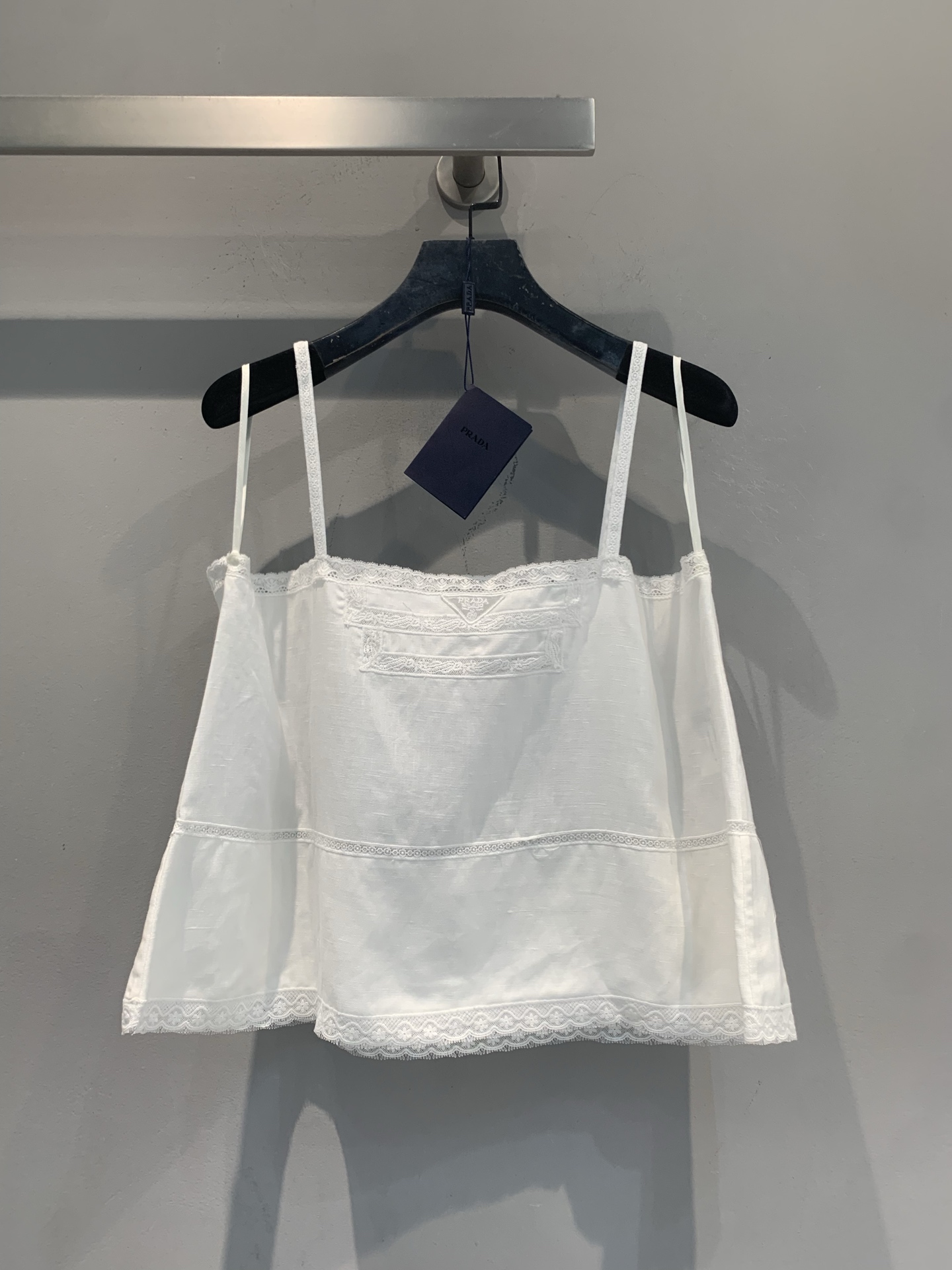 NO:878275,The new model has been shipped. The original developed Prad* White Sun series white lace suspenders are made of light linen blend, breathable and comfortable, perfect for summer!  Exquisite lace + waist design, full of girlishness and layering. The short version, paired with high-waisted pants or skirts, can easily elongate the body proportions, and the anti-exposure design is more considerate. It can be worn alone or as an inner layer, and can be easily used on vacation, daily life, or taking photos. It is a must-have item in the summer wardrobe!  Code numberSML,,prada,skirts,19860909新款出货啦 原版开发 Prad* White Sun系列白色蕾丝吊带,轻薄亚麻混纺材质,透气又舒适,夏天穿超合适！精致蕾丝花边+收腰设计,少女感满满,层次感十足.短款版型,搭配高腰裤或半裙,轻松拉长身材比例,防走光设计更贴心,单穿or内搭都很百搭,度假、日常、拍照都能轻松驾驭,是夏日衣橱必备单品！码数SML,,prada,skirts,,Women's clothing