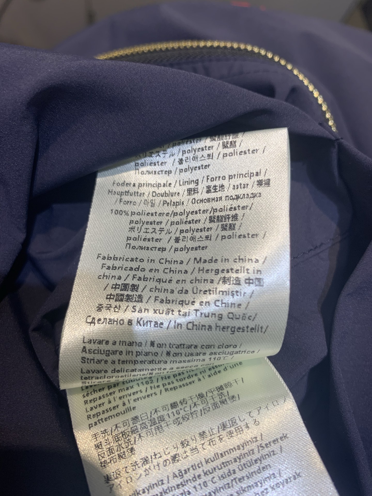 新款🔥出货啦📢 原版开发 Fend*i春夏新款双面穿冲锋衣，几何印花设计超有辨识度，马卡龙色系清新又时髦
