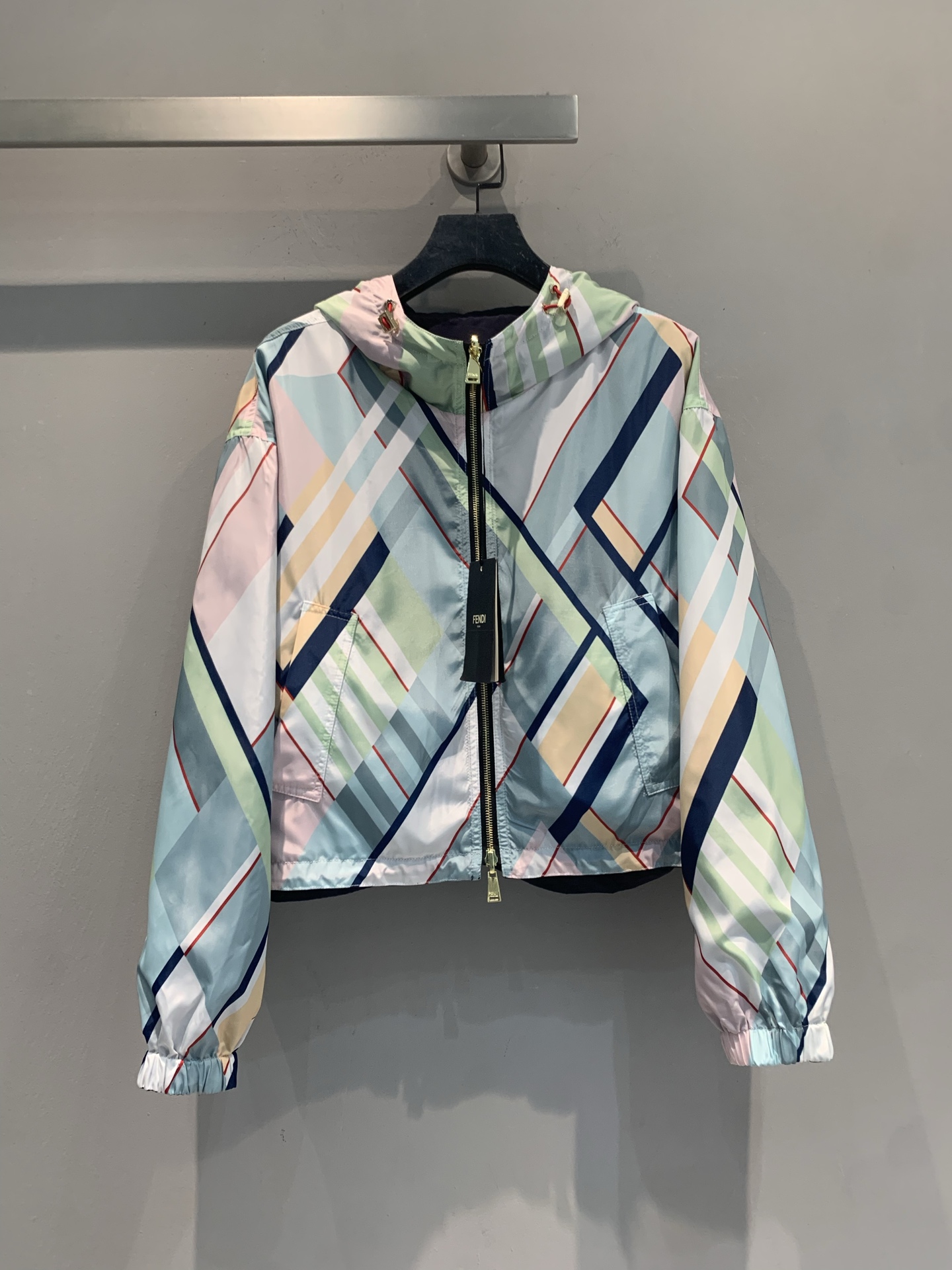 NO:878266,The new model is shipping. The original developed Fend*i spring and summer new reversible jacket. The geometric print design is very recognizable. The macaron color is fresh and fashionable. Windproof and waterproof fabrics, drawstring hood + zipper design, practical and versatile. The short cut raises the waistline, and the loose version is not flattering on the figure. It is reversible and suitable for changing seasons. It can easily cope with various occasions. It is a must-have highlight item in the spring and summer wardrobe!  Code numberSML,,fendi,hats,19860909新款出货啦 原版开发 Fend*i春夏新款双面穿冲锋衣,几何印花设计超有辨识度,马卡龙色系清新又时髦.防风防水面料,抽绳兜帽+拉链设计,实用又百搭.短款剪裁拉高腰线,宽松版型不挑身材,双面穿超适合换季穿搭,轻松应对多种场合,是春夏衣橱必备亮点单品！码数SML,,fendi,hats,,Women's clothing