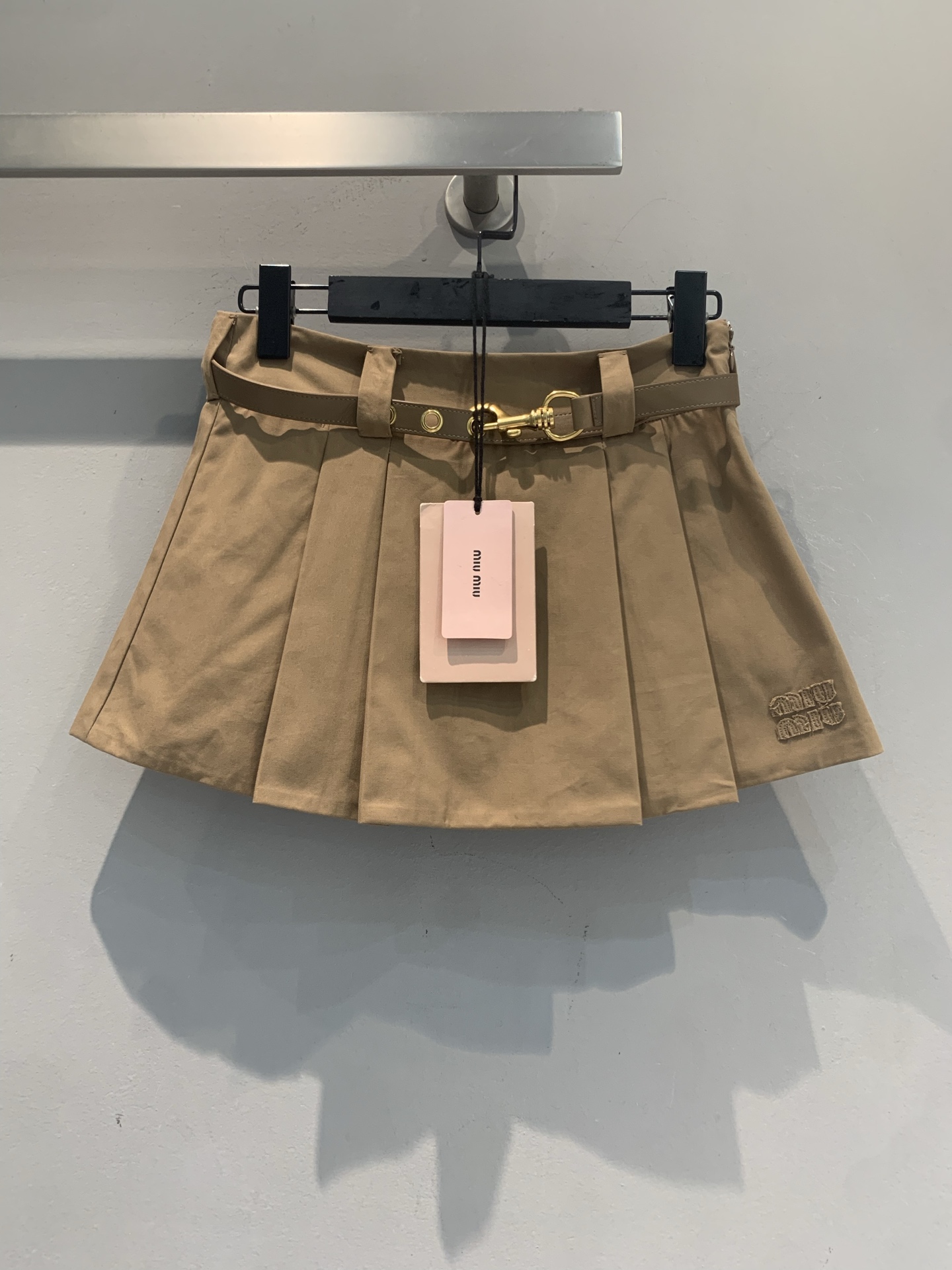 NO:878571,The new model is shipping. Originally developed by Miumi*, the new fashionable and versatile belted pleated skirt for spring and summer. High-waisted A-line version, cotton fabric is light and comfortable, super friendly for daily wear. Metal buckle belt design, retro and practical, full of details!  The brand embroidery in the lower right corner is highly recognizable. The pleated skirt is smart and playful, and can be easily worn in either college style or retro style. It goes well with sweaters and shirts. It reduces age and makes you look slimmer. It is a must-have and versatile item in your wardrobe!  Size SML,,miumiu,skirts,shirts,19860909新款出货啦 原版开发 Miumi*春夏新款时髦百搭腰带百褶半裙.高腰A字版型,棉质面料轻盈舒适,日常穿搭超友好.金属扣腰带设计,复古又实用,细节满分！右下角品牌刺绣,辨识度超高.百褶裙摆灵动俏皮,学院风or复古风都能轻松驾驭,搭配针织衫、衬衫都很出彩,减龄又显瘦,是衣橱必备百搭单品！码数SML,,miumiu,skirts,shirts,,Women's clothing