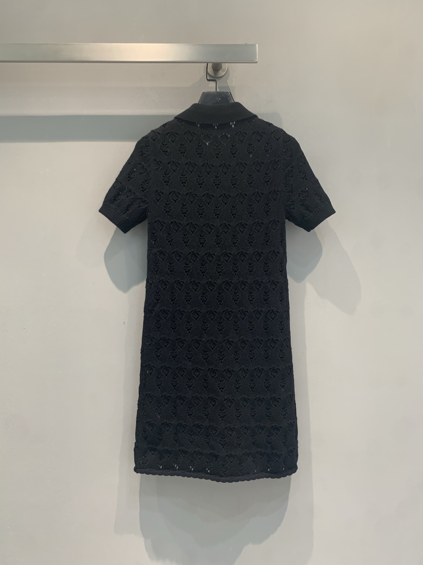 新款🆕 原版开发 Celin*春夏新款时髦复古镂空针织连衣裙，Polo领+短袖设计，简约优雅又有细节感✨