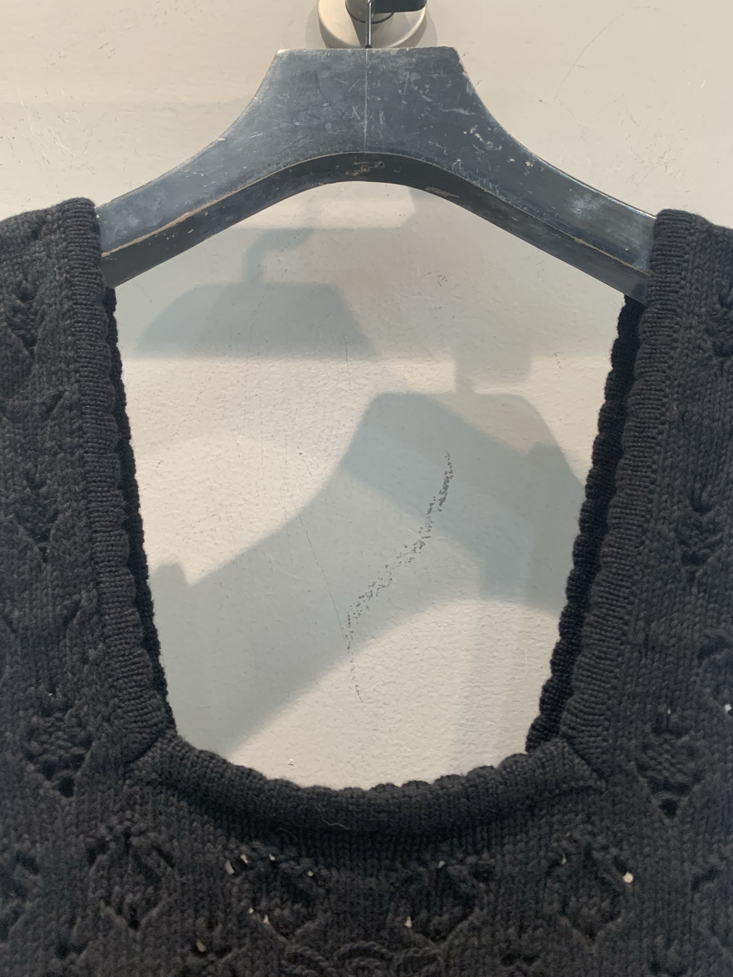 新款🆕 原版开发 Celin*春夏新款时髦百搭镂空钩花无袖背心，采用提花钩针工艺，黑色针织面料，复古贵气