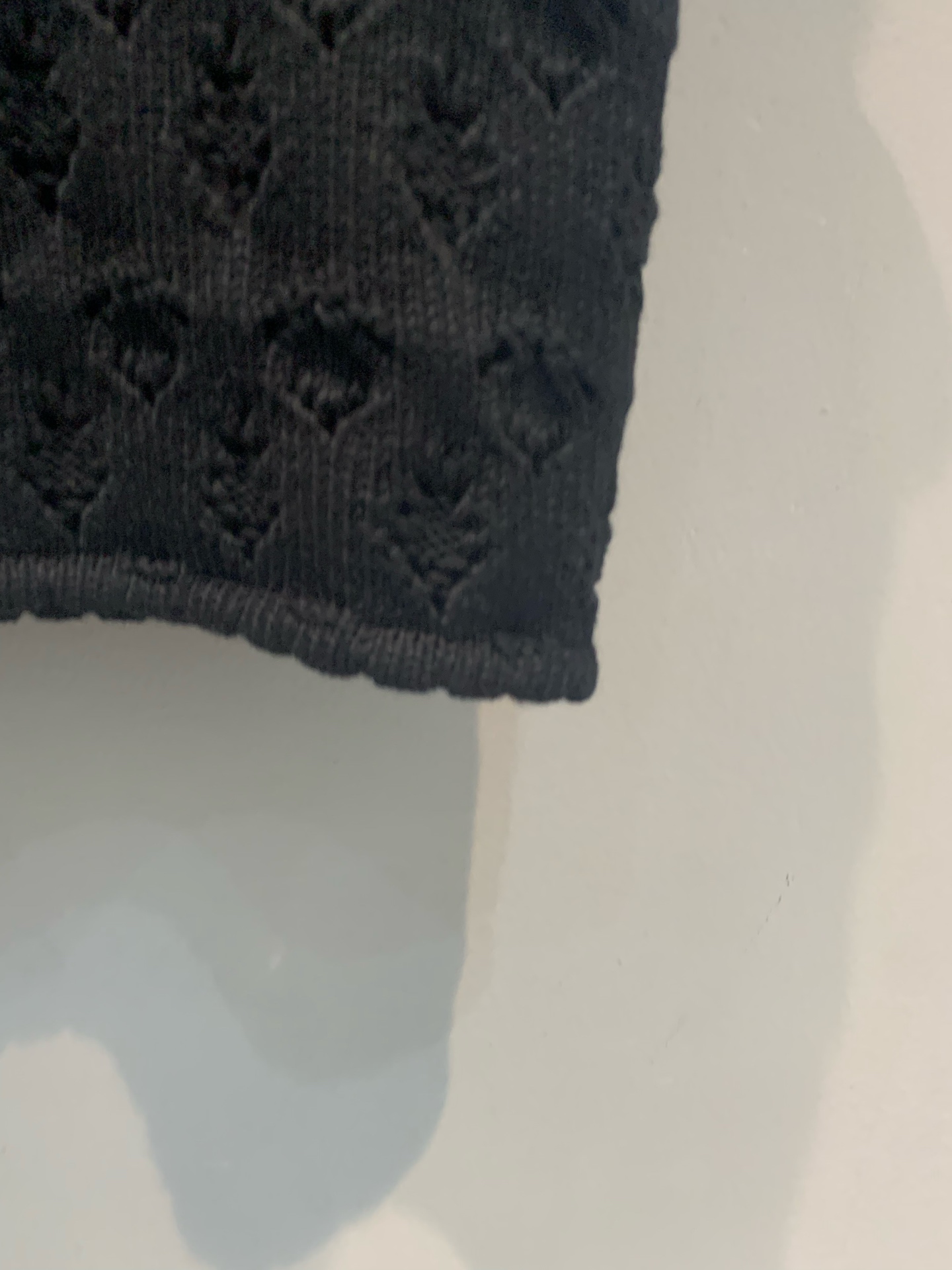 新款🆕 原版开发 Celin*春夏新款时髦百搭镂空钩花无袖背心，采用提花钩针工艺，黑色针织面料，复古贵气