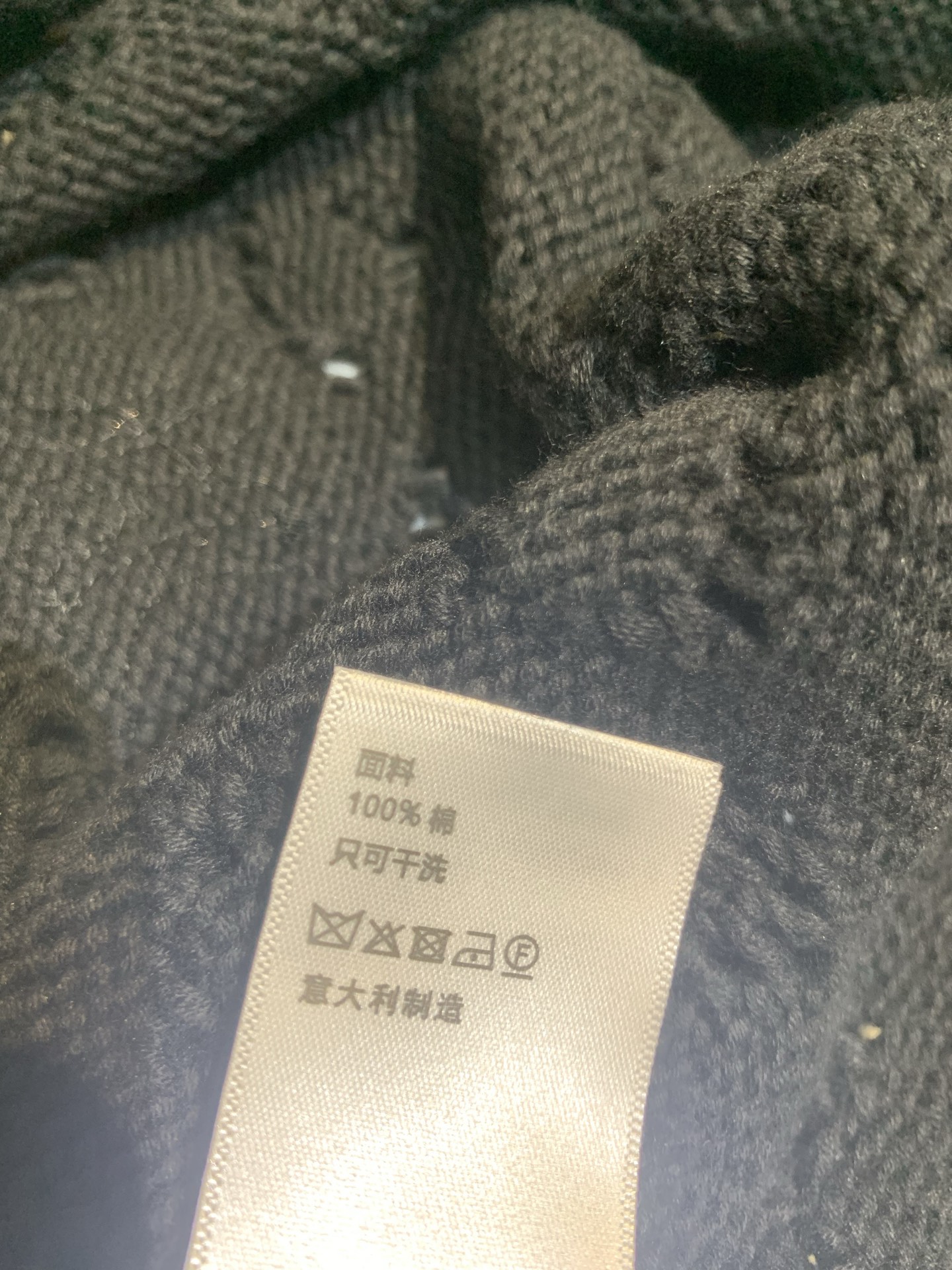 新款🆕 原版开发 Celin*春夏新款时髦百搭镂空钩花无袖背心，采用提花钩针工艺，黑色针织面料，复古贵气