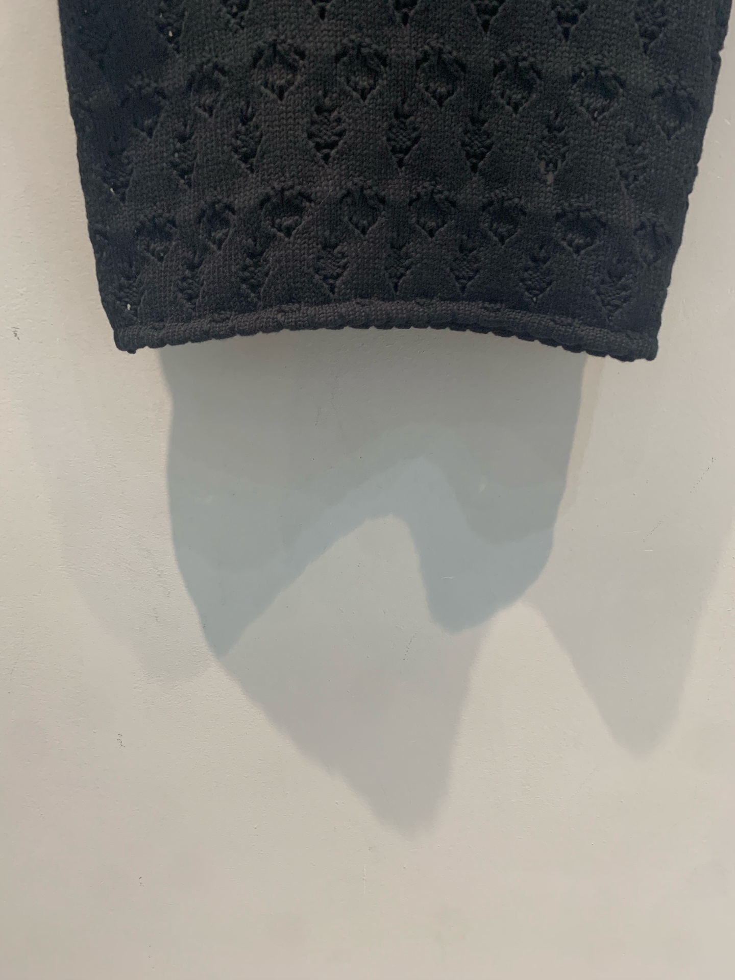 新款🆕 原版开发 Celin*春夏新款时髦百搭镂空钩花无袖背心，采用提花钩针工艺，黑色针织面料，复古贵气