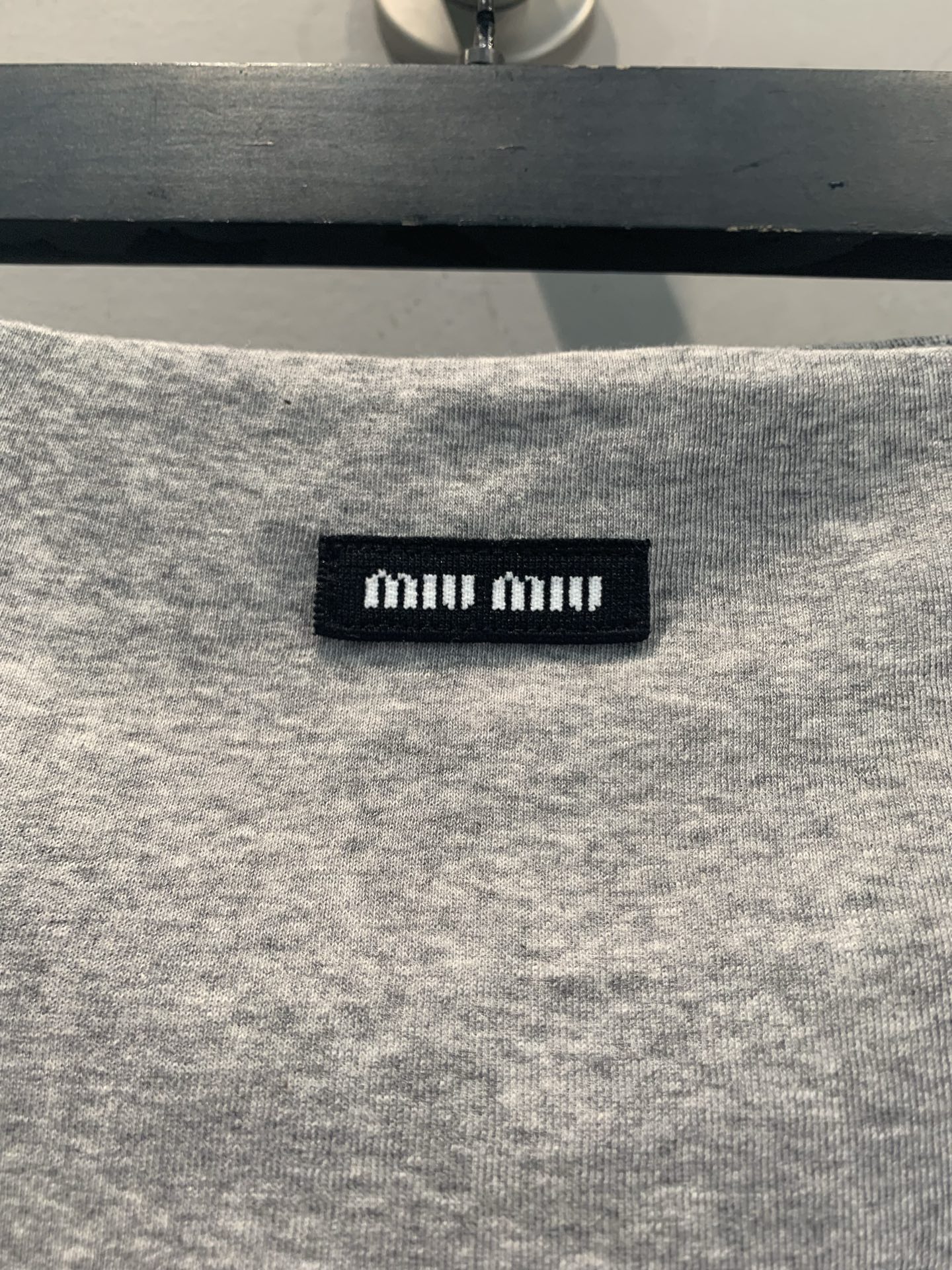 新款🆕 原版开发 Miumi*春夏新款时髦百搭字母logo灰色抹胸，采用100%棉质平纹针织，柔软有弹性