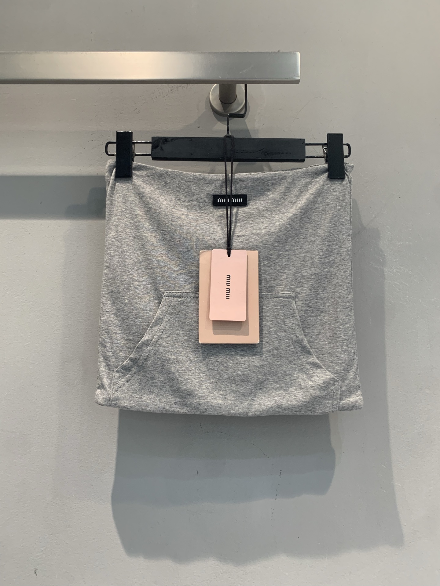 新款🆕 原版开发 Miumi*春夏新款时髦百搭字母logo灰色抹胸，采用100%棉质平纹针织，柔软有弹性