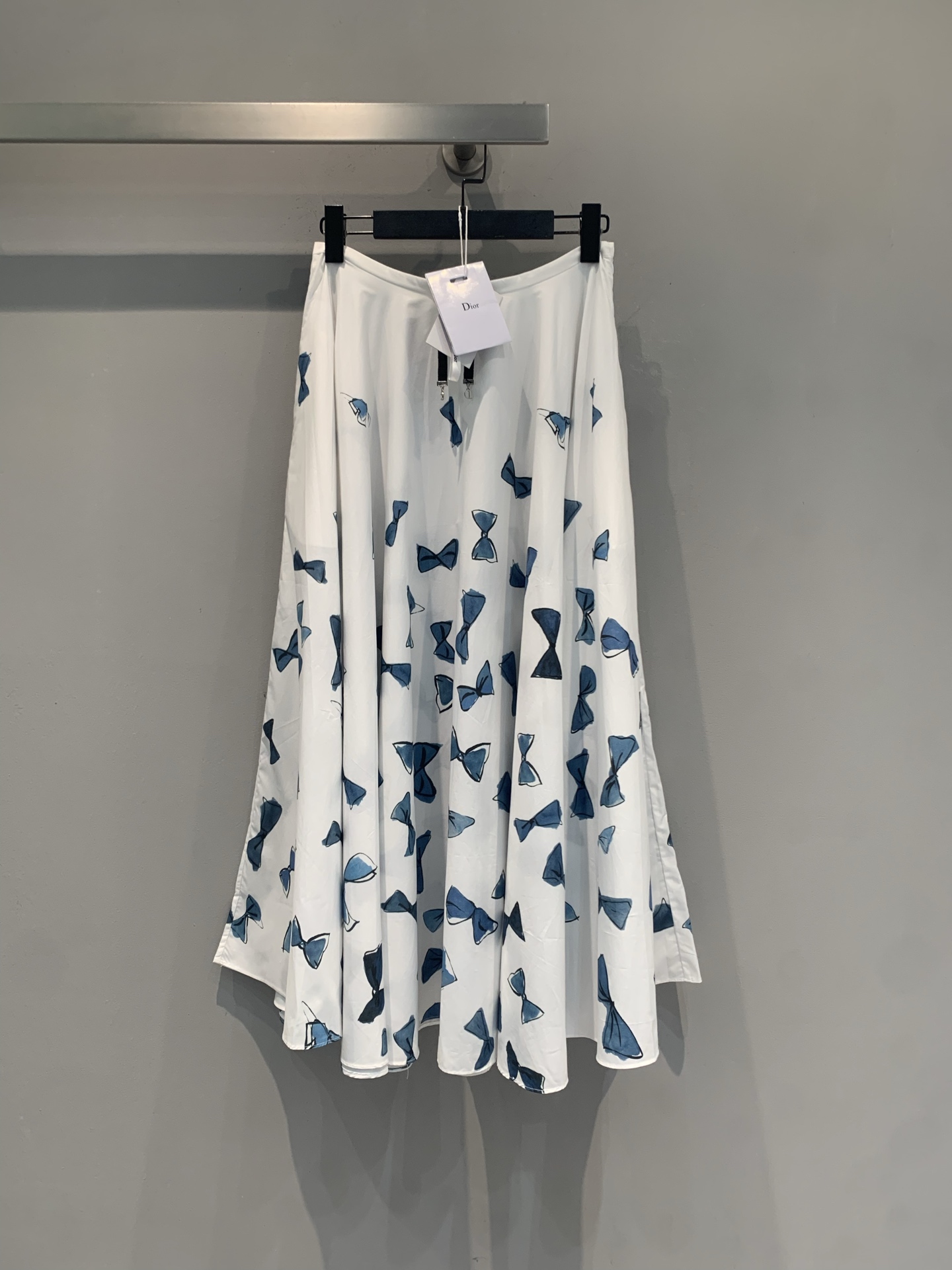 NO:891332,The new model has been shipped. The original development CD spring and summer new fashionable retro bow print skirt, white base fabric with blue bow print, fresh, elegant and super temperamental!  Light and thin fabric, perfect drape, super comfortable to wear in spring and summer. High-waisted A-line version, modified waistline, moderate skirt length, easy to control for commuting, dating, and daily life. The bow element is super playful, paired with simple tops or items from the same series, it is easy to get a high-end look. Size 36 38 40,,skirts,19860909新款出货啦 原版开发 CD春夏新款时髦复古蝴蝶结印花半身裙,白色底布配蓝色蝴蝶结印花,清新优雅超有气质！轻薄面料,垂坠感满分,春夏穿超舒服.高腰A字版型,修饰腰线,裙长适中,通勤、约会、日常都能轻松驾驭.蝴蝶结元素超俏皮,搭配简约上衣或同系列单品,轻松get高级感穿搭.码数36 38 40,,skirts,,Women's clothing