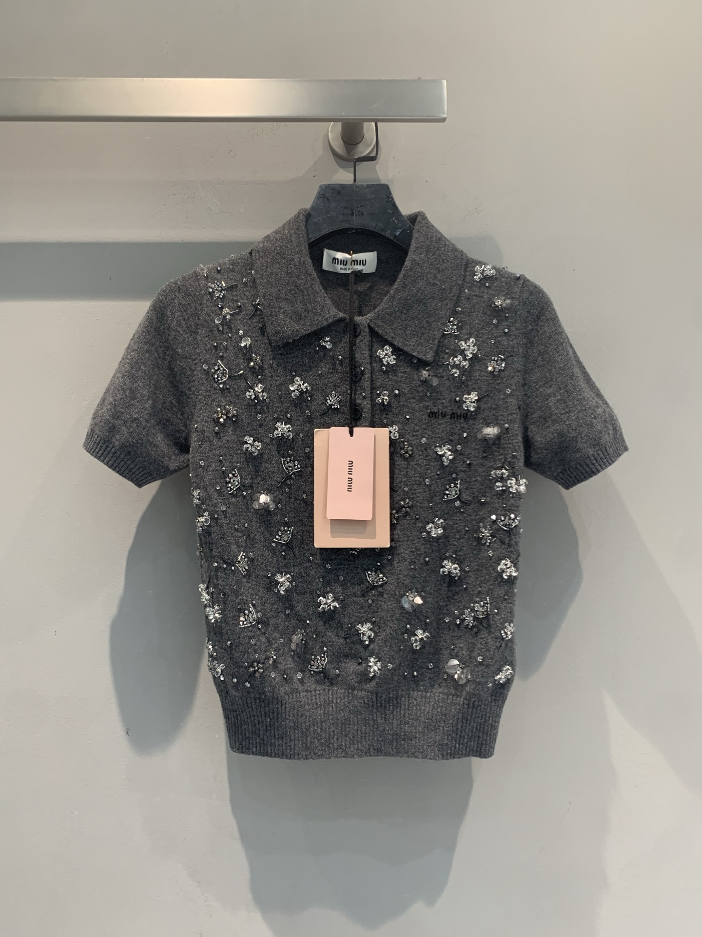 NO:883740,The new model is shipping. Originally developed by Miumi*, the new fashionable and versatile heavy-duty beaded short-sleeved sweater for spring and summer is made of cashmere, which is soft, skin-friendly and breathable. It is super comfortable to wear in summer!  Polo lapel + hand-stitched sequins, embellished with blingbling flower elements, full of sophistication. Slim fit, elegant when worn alone or layered, and can be easily used for commuting and leisure. It is a practical and fashionable high-end item!  Size SML,,miumiu,T-shirt,19860909新款出货啦原版开发 Miumi*春夏新款时髦百搭重工钉珠短袖针织衫,采用山羊绒,柔软亲肤又透气,夏天穿超舒服！Polo翻领+手工缝钻亮片,blingbling花朵元素点缀,精致感满满.修身剪裁,单穿或叠搭都很优雅,通勤休闲都能轻松驾驭,是实用又时髦的高端单品！码数SML,,miumiu,T-shirt,,Women's clothing