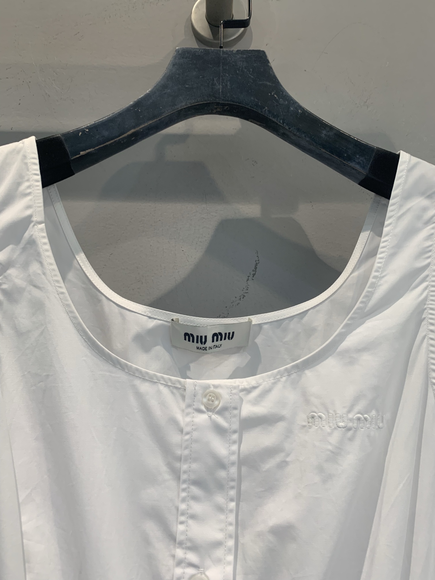 新款🆕 原版开发 Miumi*春夏新款时髦百搭单排扣收腰无袖连衣裙，简约工装风，单排扣收腰设计超显身材，