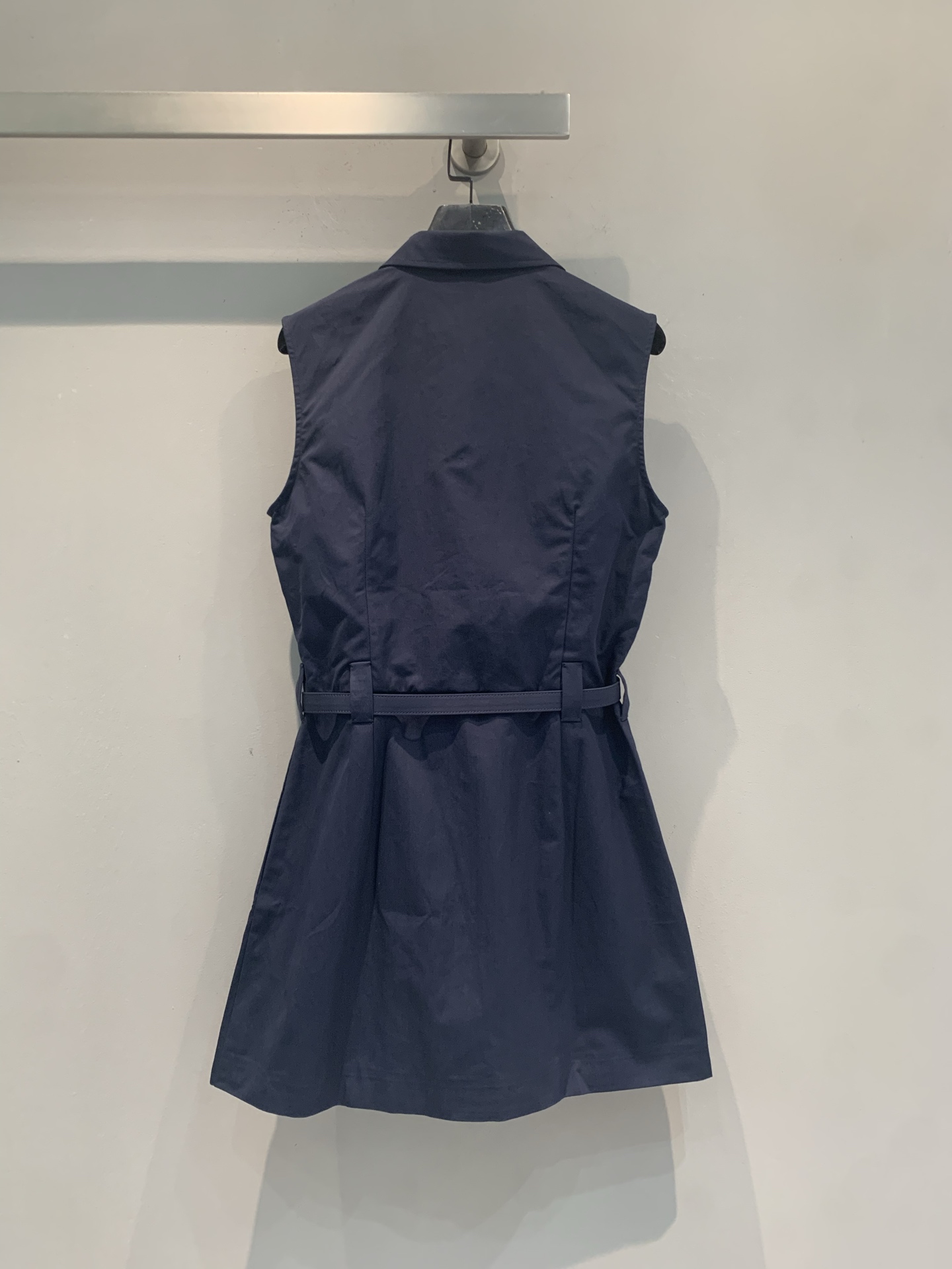 新款🆕 原版开发 Miumi*春夏新款时髦复古金属腰带无袖连衣裙。经典Polo翻领+金属排扣，复古又精致