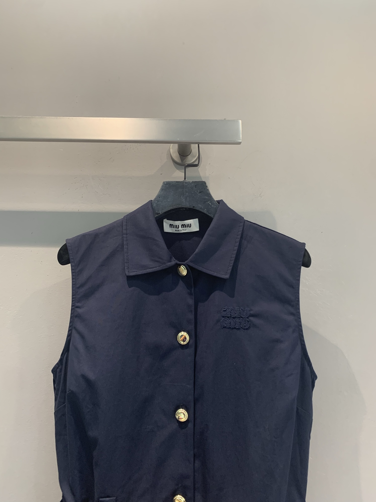 新款🆕 原版开发 Miumi*春夏新款时髦复古金属腰带无袖连衣裙。经典Polo翻领+金属排扣，复古又精致