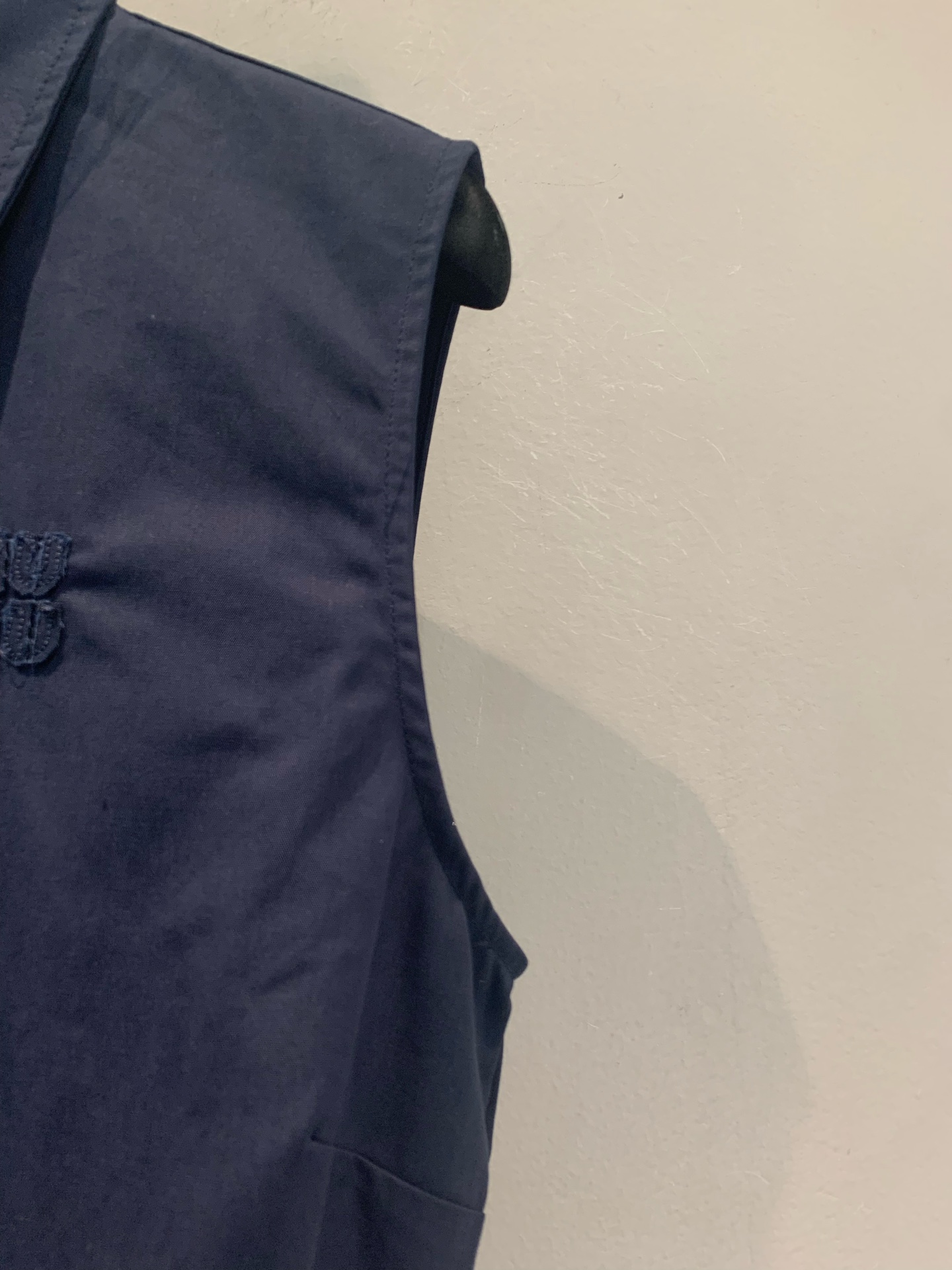 新款🆕 原版开发 Miumi*春夏新款时髦复古金属腰带无袖连衣裙。经典Polo翻领+金属排扣，复古又精致