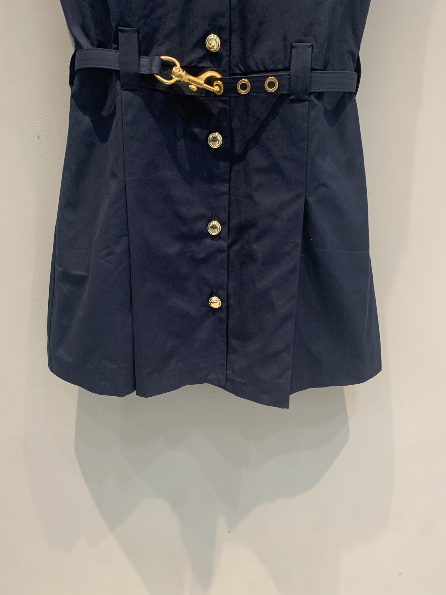 新款🆕 原版开发 Miumi*春夏新款时髦复古金属腰带无袖连衣裙。经典Polo翻领+金属排扣，复古又精致