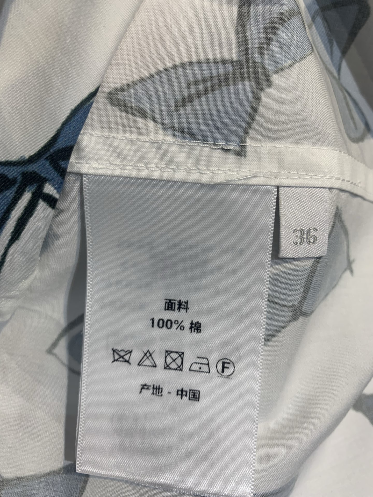 新款🔥出货啦📢 原版开发 CD春夏新款时髦复古蝴蝶结印花衬衫，白色底布配蓝色蝴蝶结印花，清新优雅✨。轻薄