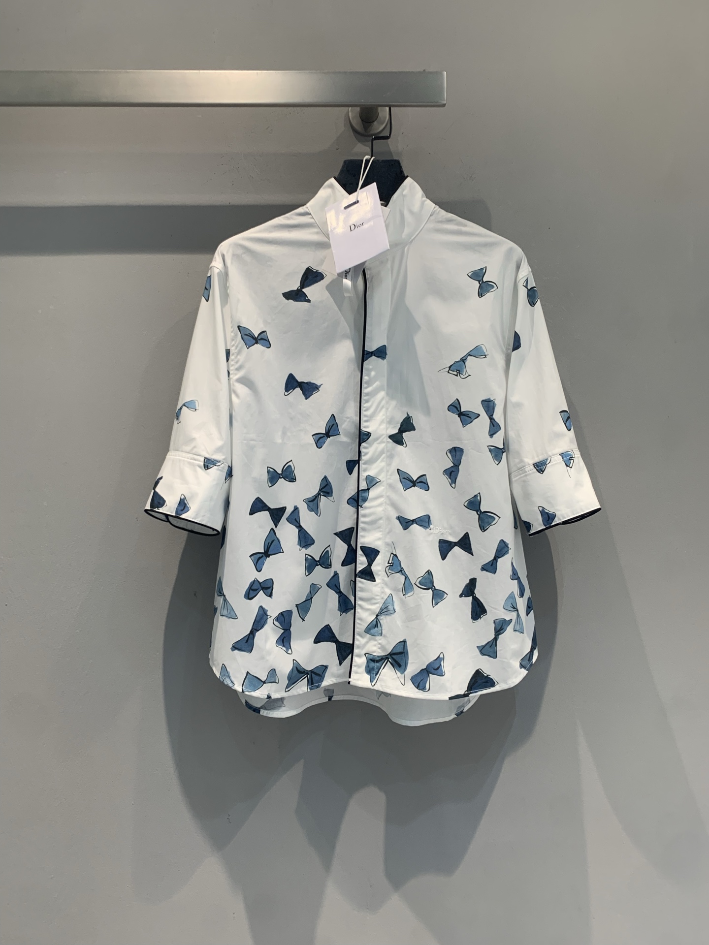 NO:891336,The new model is shipped. Original development CD spring and summer new fashionable retro bow print shirt, white base fabric with blue bow print, fresh and elegant. Lightweight cotton fabric, super breathable and comfortable to wear in summer. Stand-up collar + black piping, perfect details, short-sleeved design is suitable for daily commuting or leisure. Paired with plaid skirt or high-waisted pants, you can easily get French elegance, sweet and intellectual, a must-have for exquisite girls!  Size SML,,skirts,shirts,T-shirt,19860909新款出货啦 原版开发 CD春夏新款时髦复古蝴蝶结印花衬衫,白色底布配蓝色蝴蝶结印花,清新优雅.轻薄棉质面料,夏天穿超透气舒适.立领+黑色滚边,细节满分,短袖设计日常通勤或休闲都很适合.搭配格纹裙或高腰裤,轻松get法式优雅风,甜美又知性,精致女孩必备！码数SML,,skirts,shirts,T-shirt,,Women's clothing