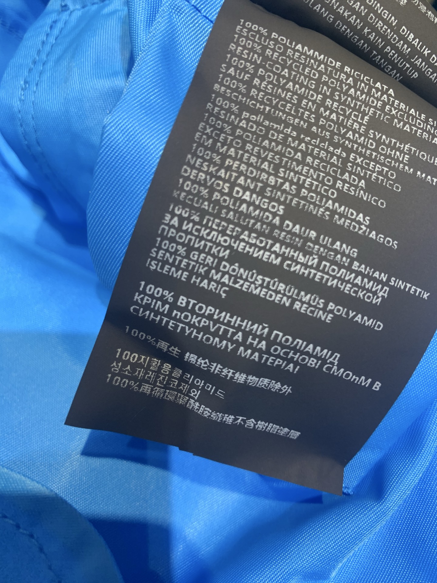 新款🆕 原版开发 Prad*春夏新款时髦百搭三角标连帽防晒衣，轻薄尼龙材质，防风防晒又透气，春夏穿超舒服