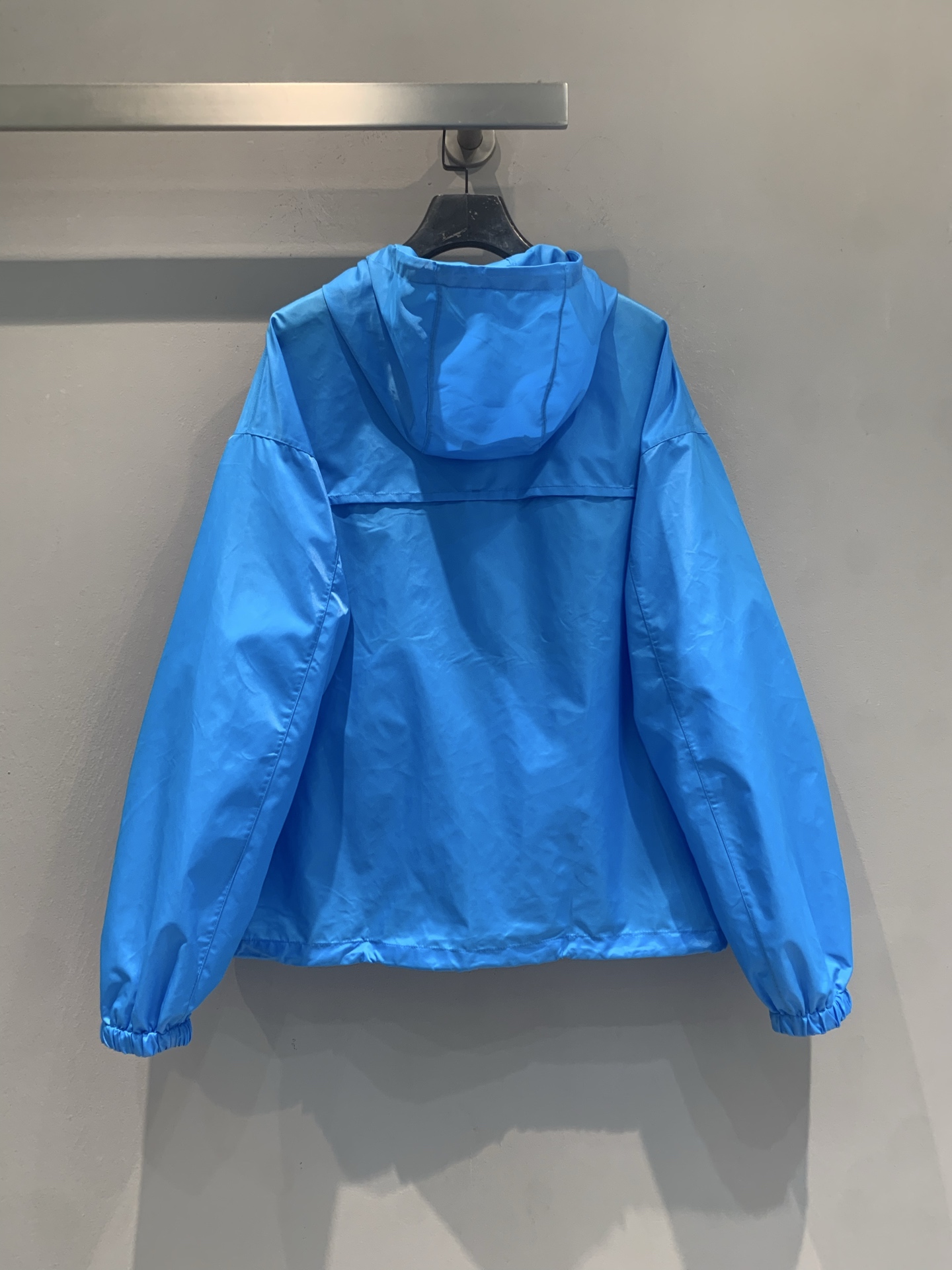 新款🆕 原版开发 Prad*春夏新款时髦百搭三角标连帽防晒衣，轻薄尼龙材质，防风防晒又透气，春夏穿超舒服