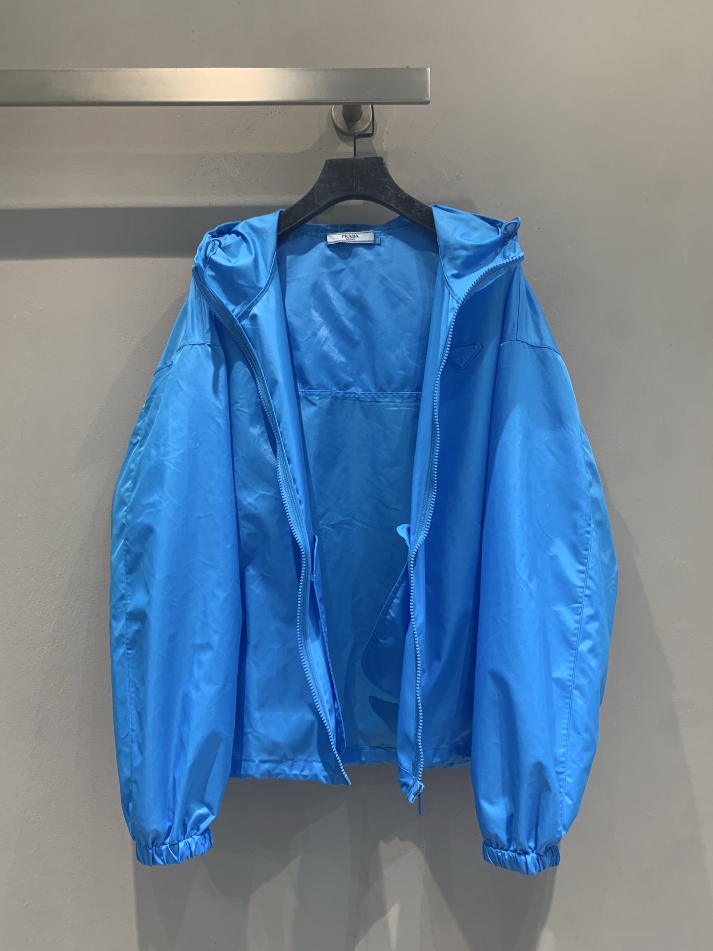 新款🆕 原版开发 Prad*春夏新款时髦百搭三角标连帽防晒衣，轻薄尼龙材质，防风防晒又透气，春夏穿超舒服