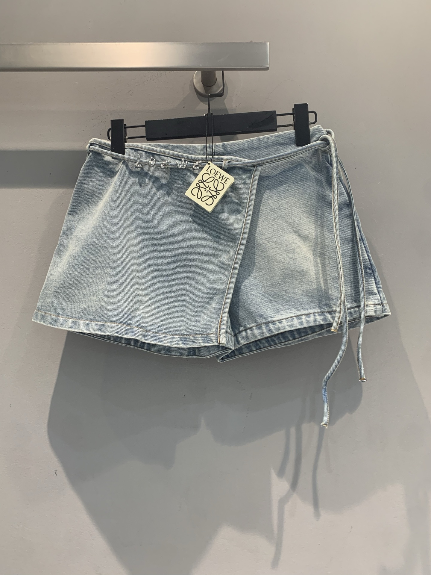 新款🆕 原版开发 Loew*春夏新款Paula's Ibiza系列牛仔裙裤，水洗浅蓝丹宁材质，轻盈透气，