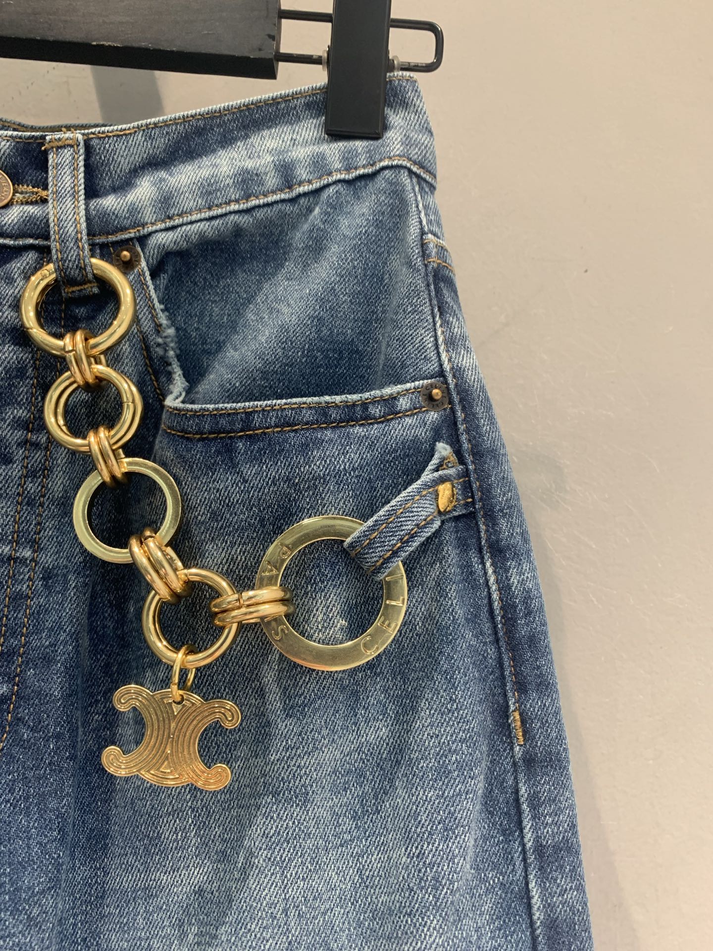 新款🆕 原版开发 Celin*春夏新款时髦百搭凯旋门链条高腰直筒牛仔裤，经典浅蓝水洗丹宁，复古男友风廓形