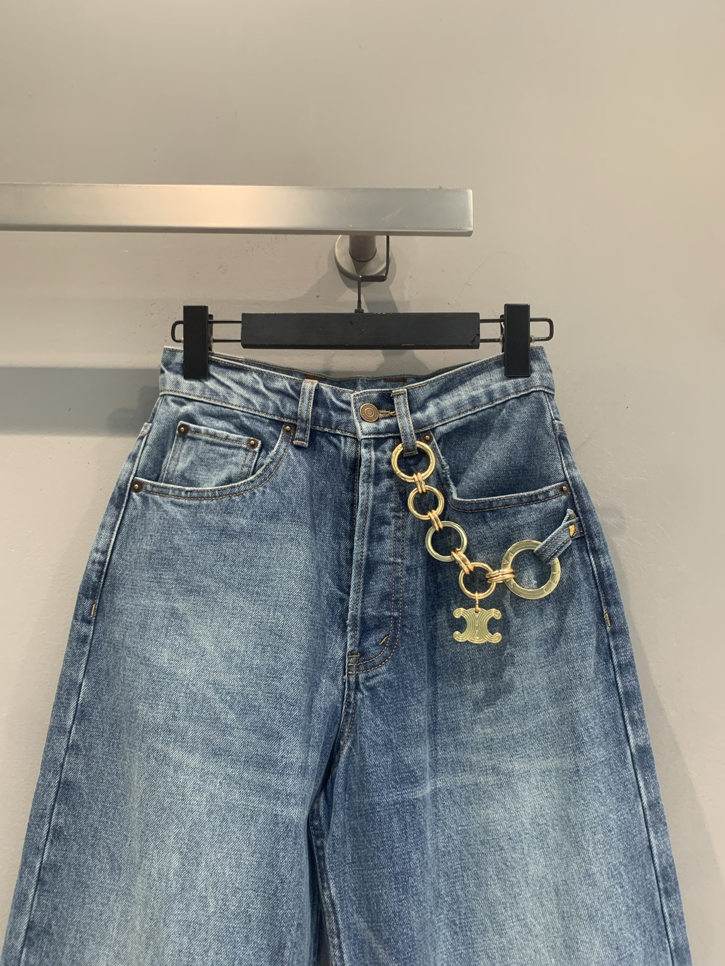 新款🆕 原版开发 Celin*春夏新款时髦百搭凯旋门链条高腰直筒牛仔裤，经典浅蓝水洗丹宁，复古男友风廓形
