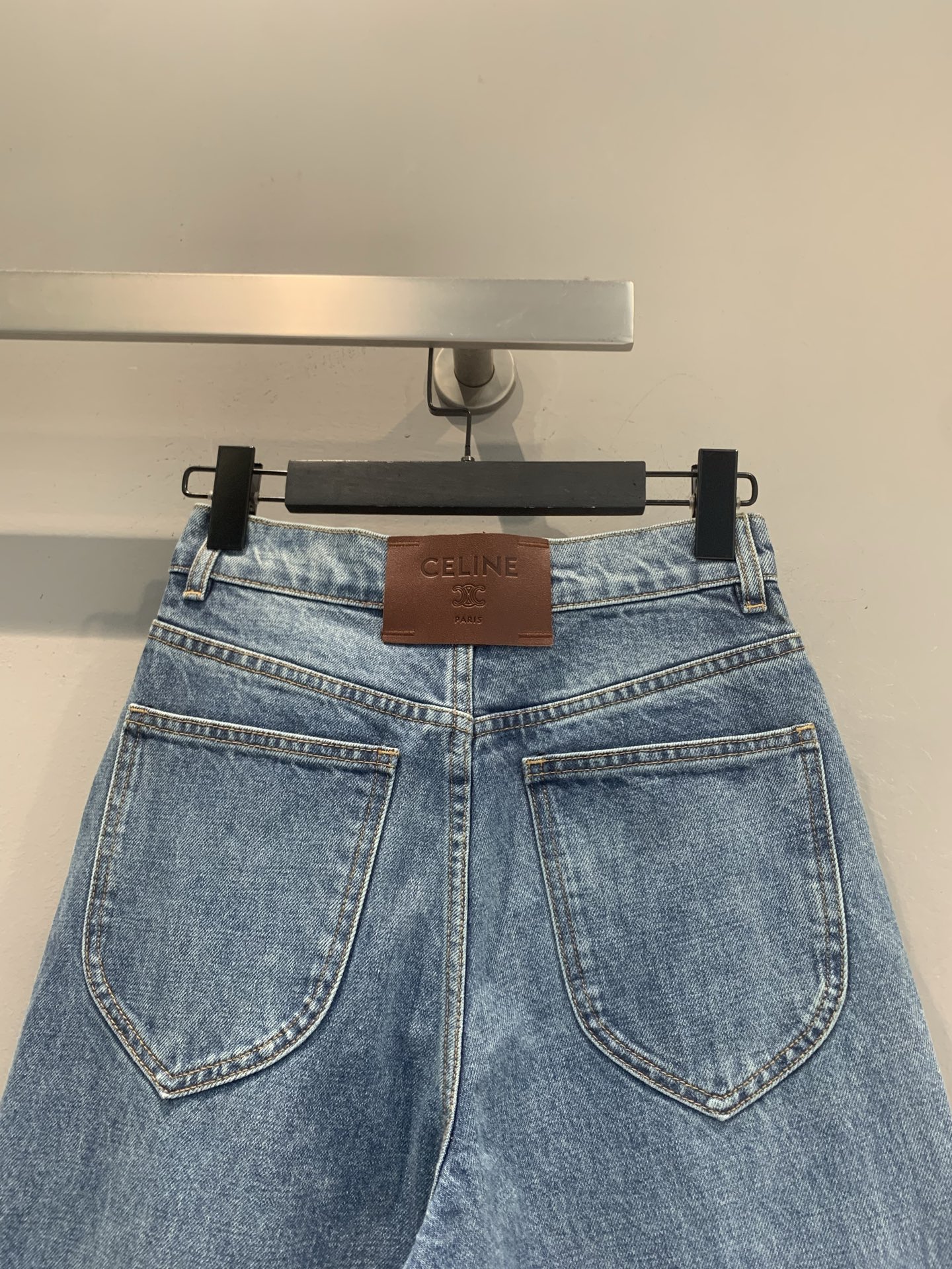 新款🆕 原版开发 Celin*春夏新款时髦百搭凯旋门链条高腰直筒牛仔裤，经典浅蓝水洗丹宁，复古男友风廓形