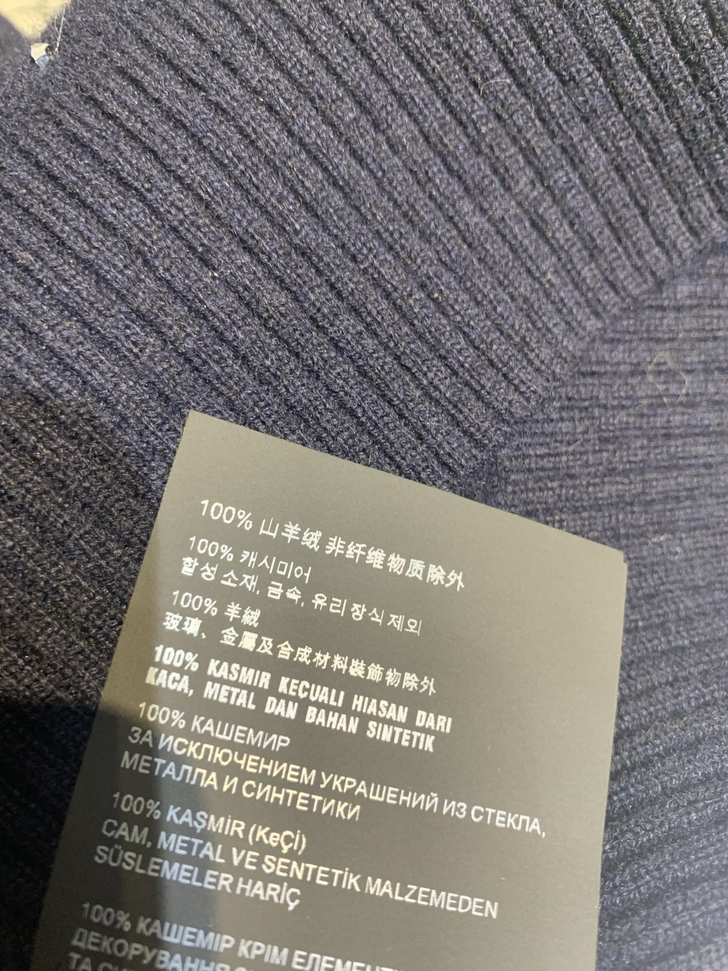 新款🆕 原版开发 Miumi*春夏新款时髦复古重工水晶花卉羊绒针织马甲。黑色羊绒材质，柔软又保暖，V领无