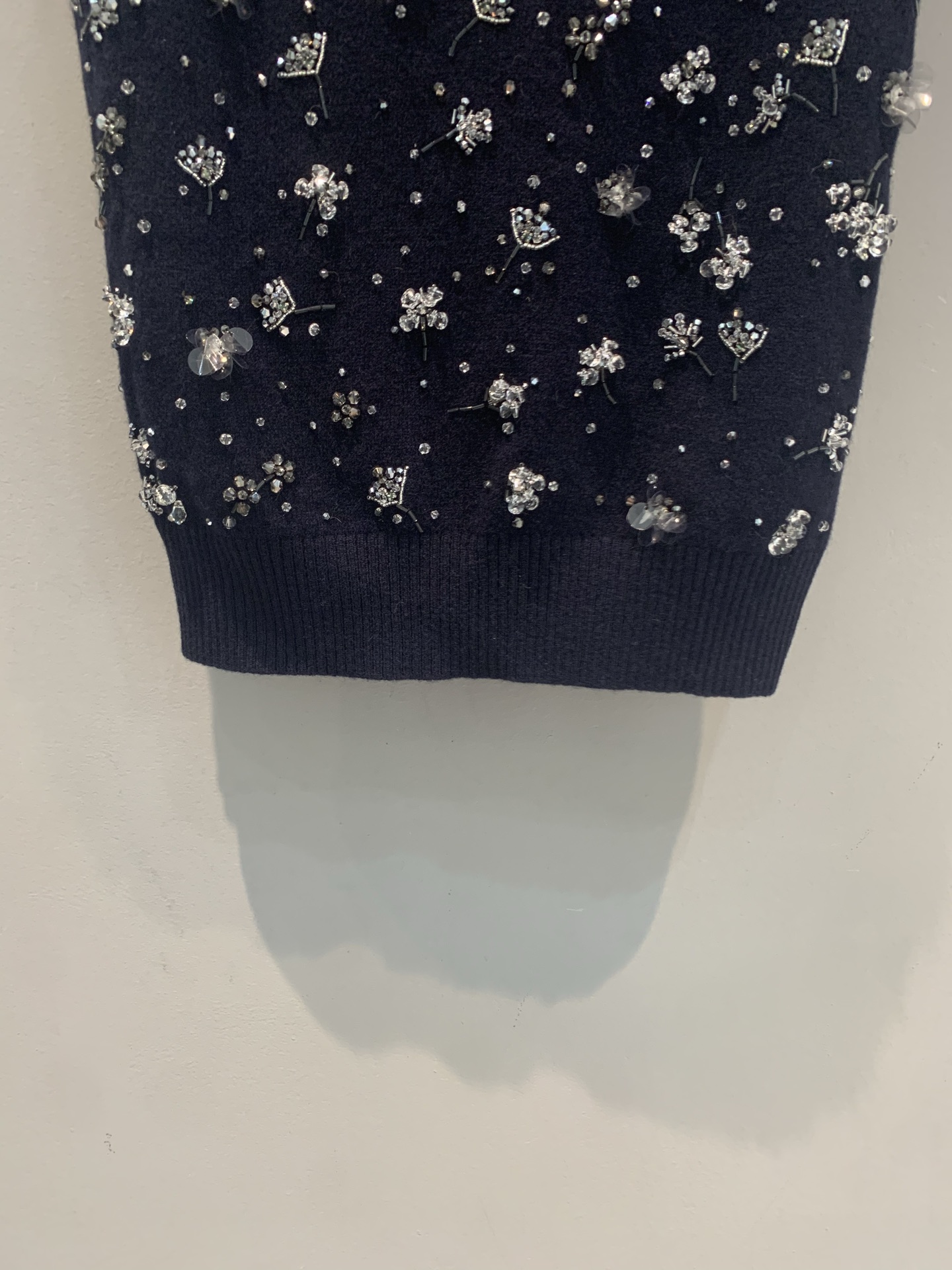 新款🆕 原版开发 Miumi*春夏新款时髦复古重工水晶花卉羊绒针织马甲。黑色羊绒材质，柔软又保暖，V领无