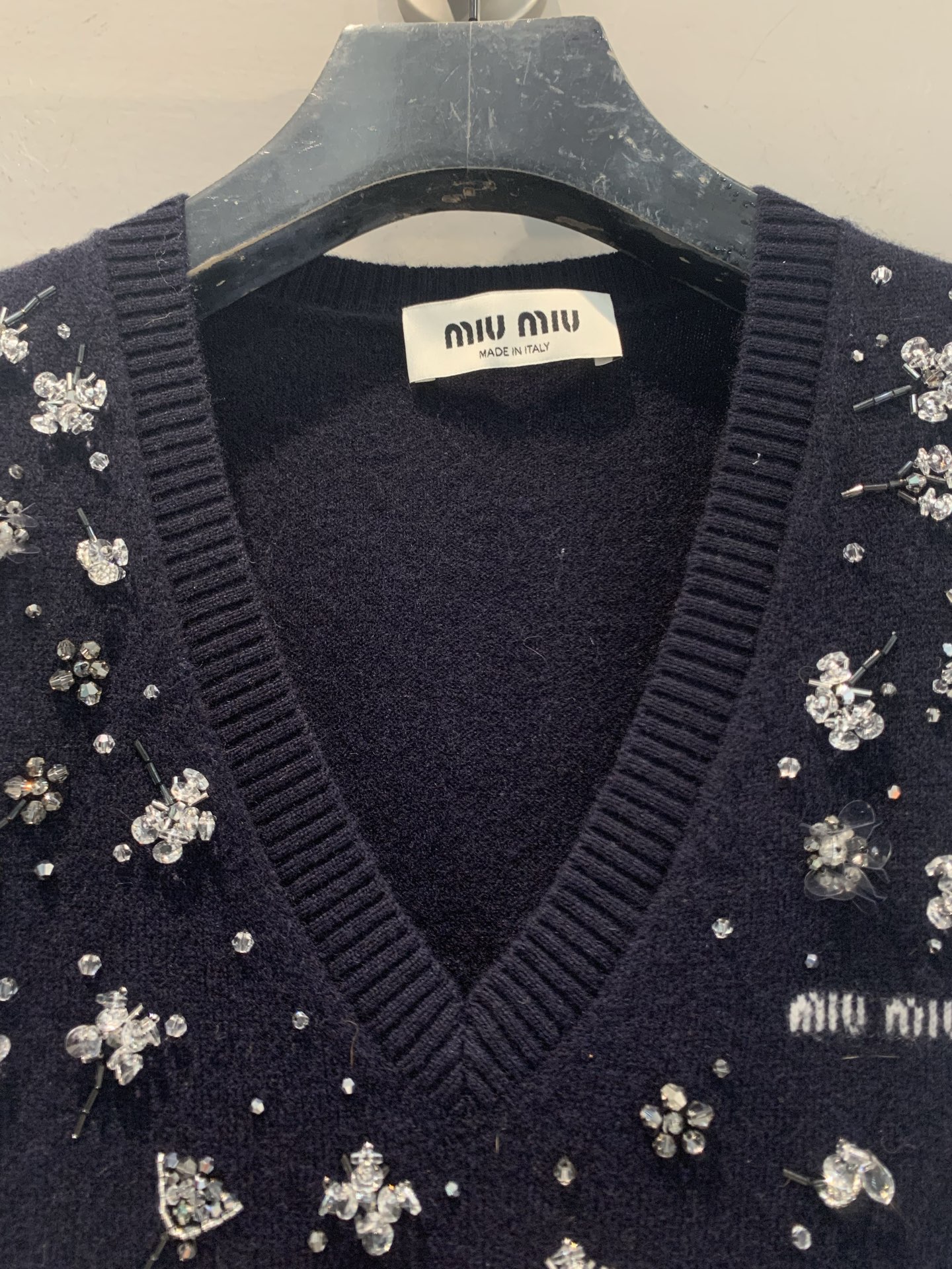 新款🆕 原版开发 Miumi*春夏新款时髦复古重工水晶花卉羊绒针织马甲。黑色羊绒材质，柔软又保暖，V领无