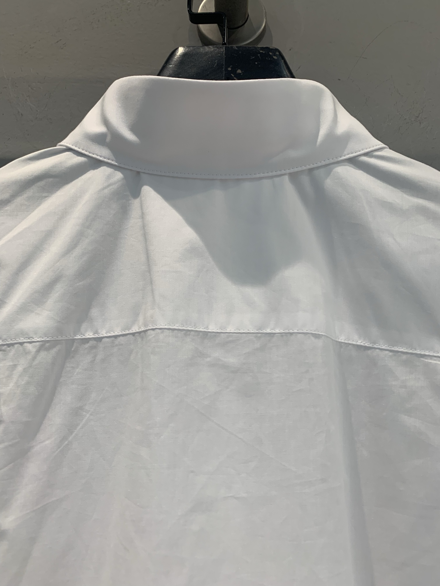 新款🆕 原版开发 CD春夏新款时髦百搭不规则系带衬衫，白色棉质面料清新优雅又有夏日氛围感✨。前襟绑带设计