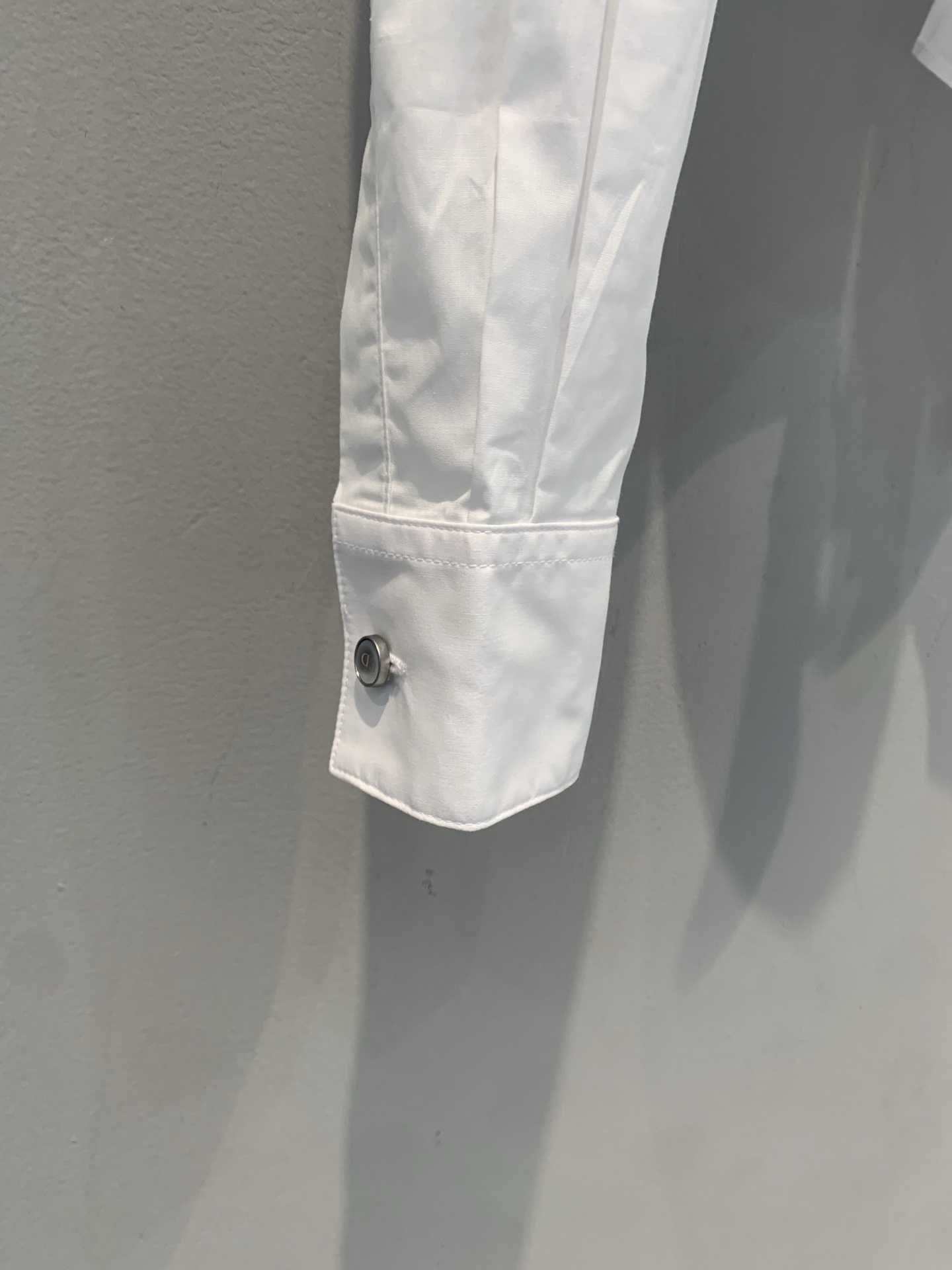 新款🆕 原版开发 CD春夏新款时髦百搭不规则系带衬衫，白色棉质面料清新优雅又有夏日氛围感✨。前襟绑带设计