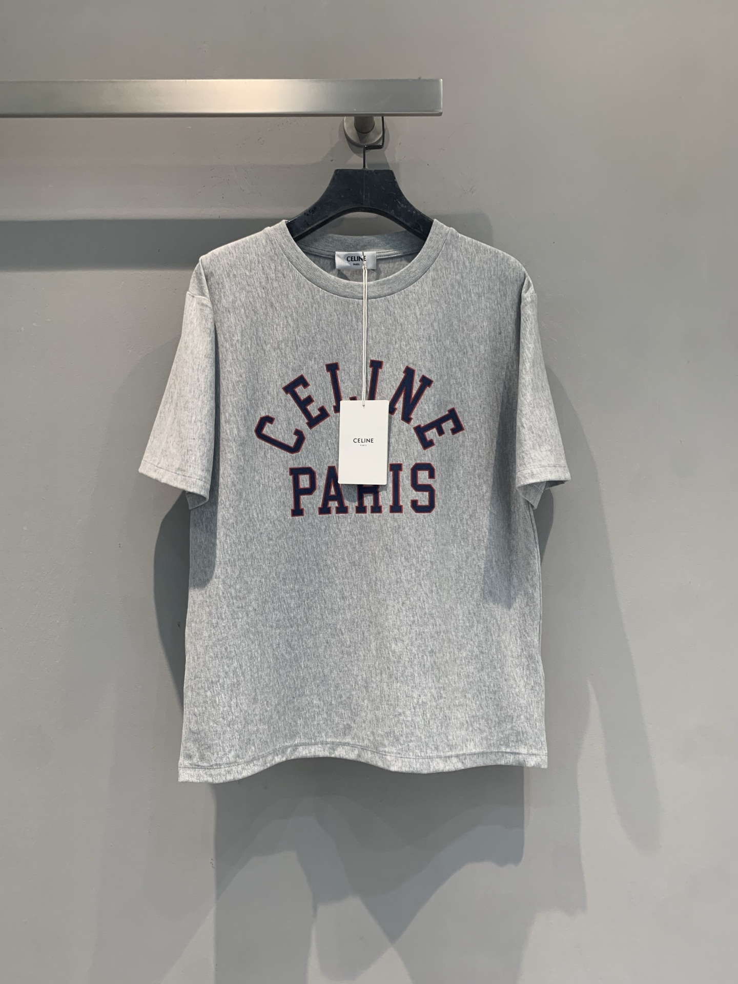 新款🆕 原版开发 Celin*春夏新款时髦百搭弧形字体短袖T恤，正面“CELINE PARIS”超有辨识