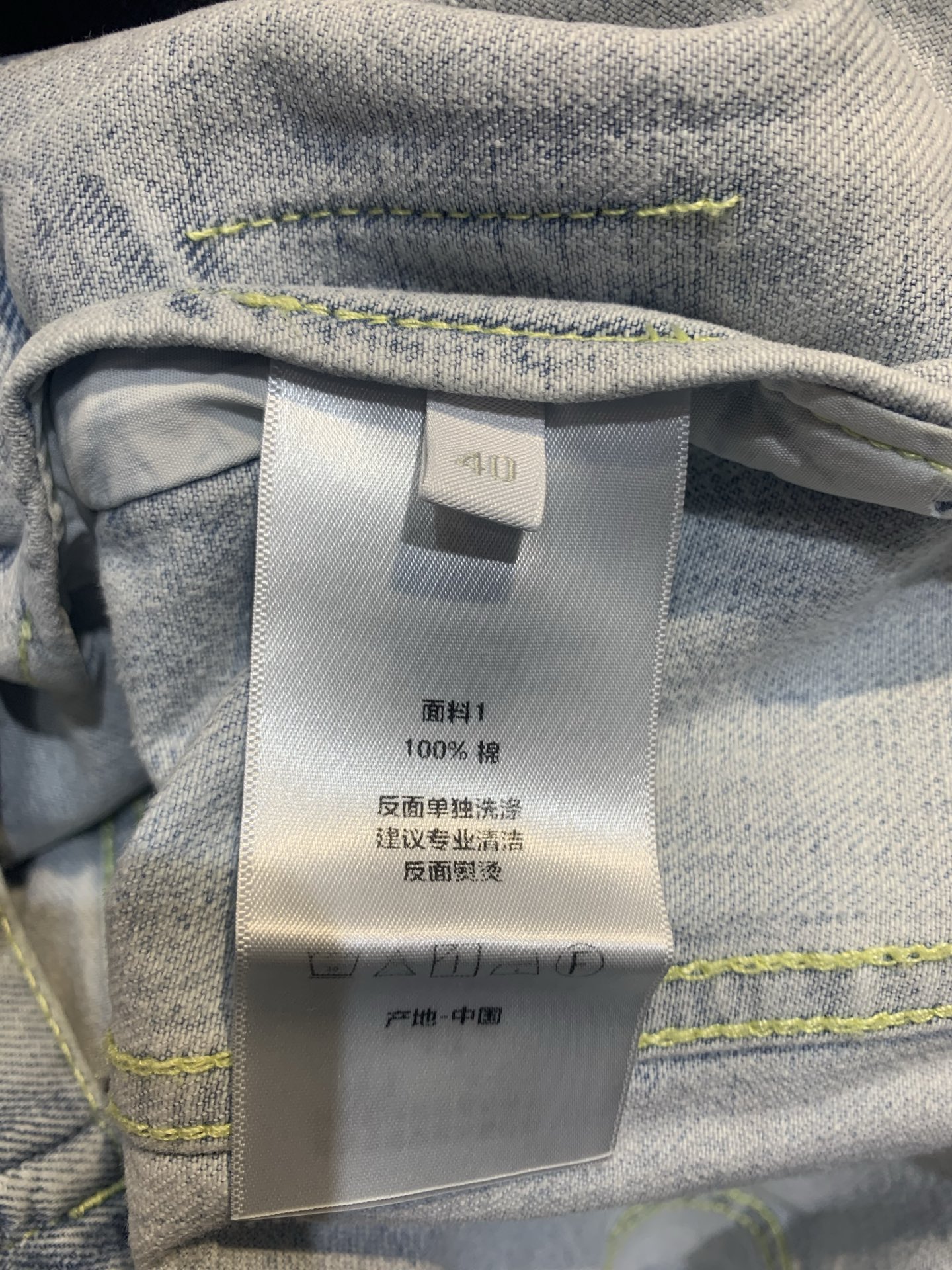 新款🆕 原版开发 CD早秋新款时髦百搭老花牛仔外套，浅蓝水洗棉质，复古做旧质感超有氛围感！短款剪裁+经典