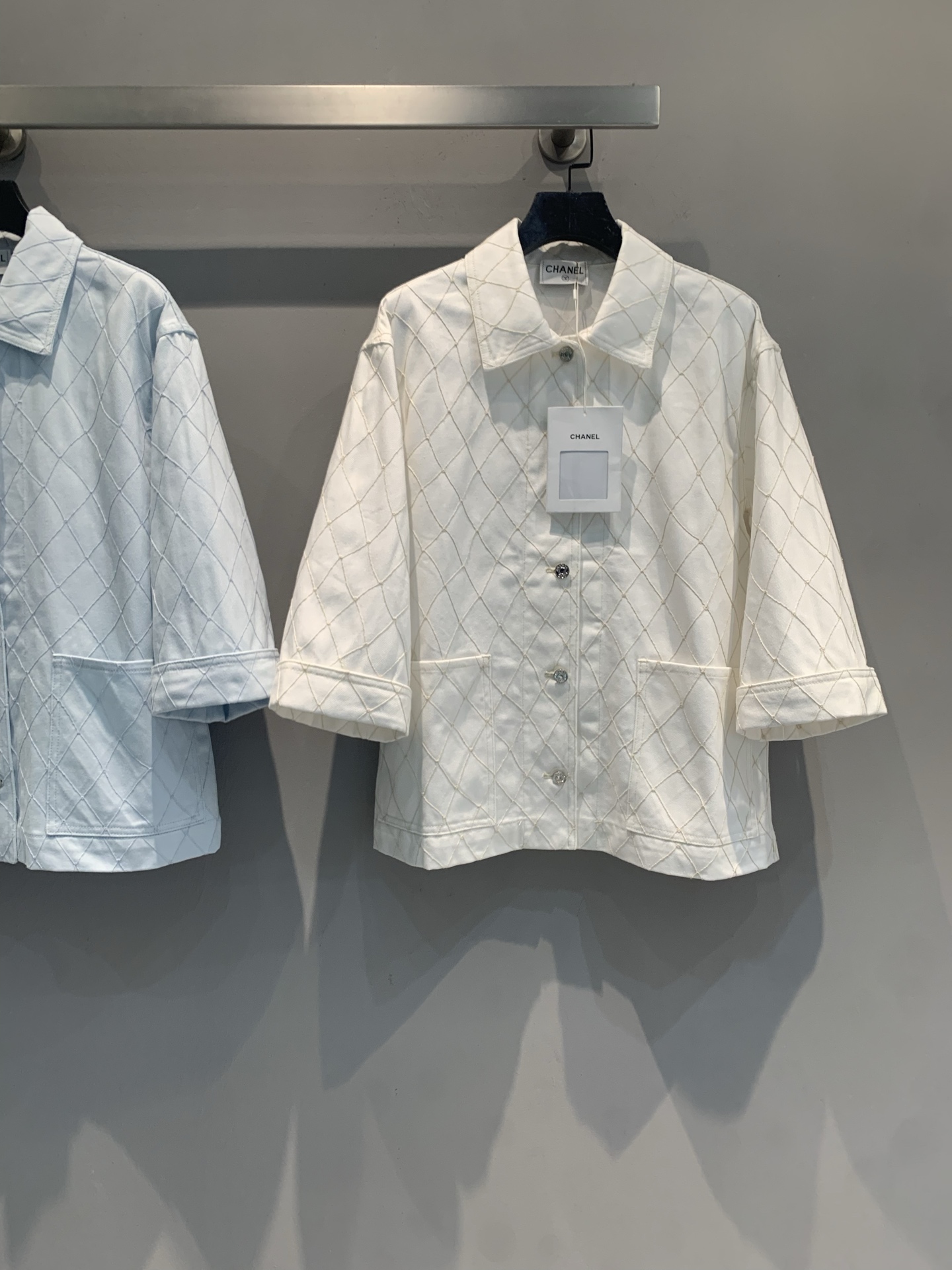 新款🆕 原版开发 C家26春夏新款时髦百搭Coco Beach白色牛仔外套，经典菱格纹设计，柔软棉质面料