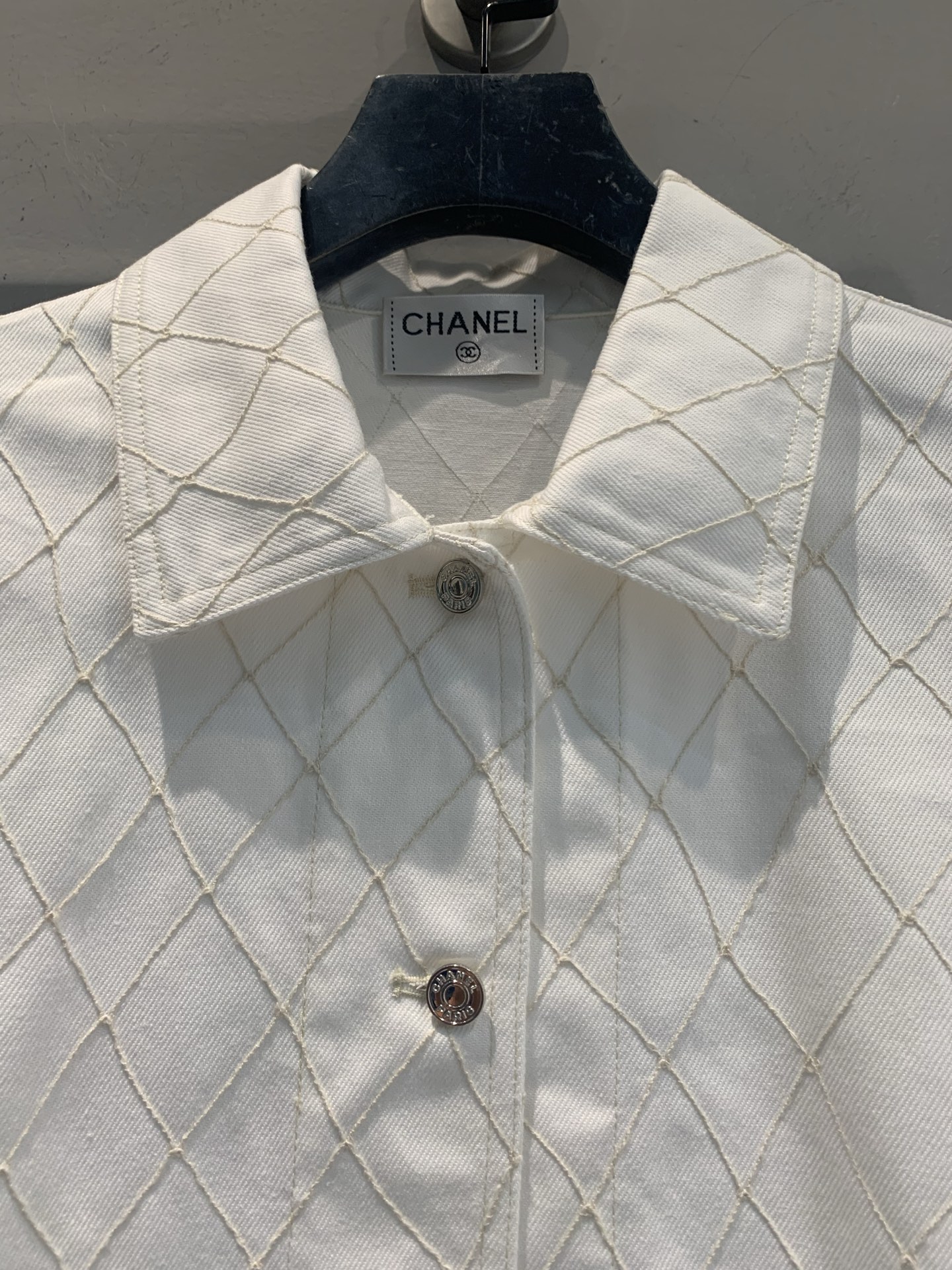 新款🆕 原版开发 C家26春夏新款时髦百搭Coco Beach白色牛仔外套，经典菱格纹设计，柔软棉质面料