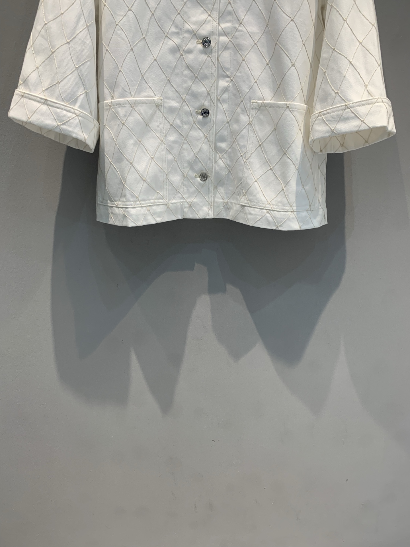 新款🆕 原版开发 C家26春夏新款时髦百搭Coco Beach白色牛仔外套，经典菱格纹设计，柔软棉质面料