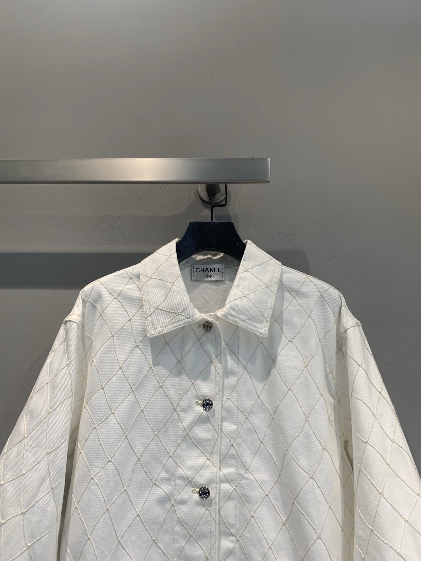新款🆕 原版开发 C家26春夏新款时髦百搭Coco Beach白色牛仔外套，经典菱格纹设计，柔软棉质面料