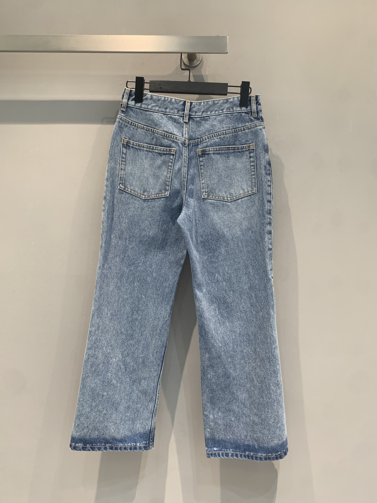 新款🆕 原版开发 Loew*春夏新款时髦复古高腰开叉牛仔九分裤。高腰设计+微喇裤型，开衩细节超有设计感，