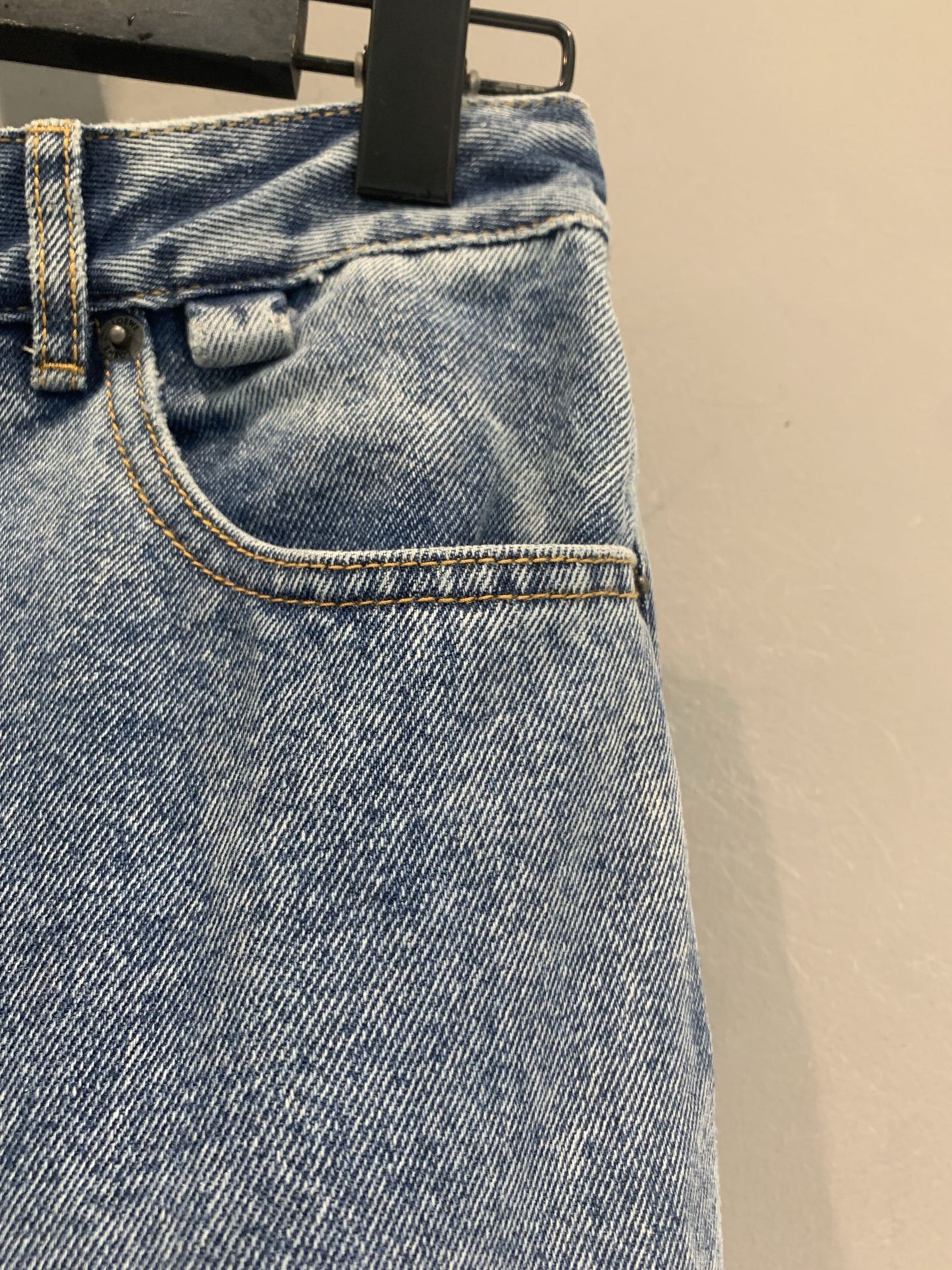 新款🆕 原版开发 Loew*春夏新款时髦复古高腰开叉牛仔九分裤。高腰设计+微喇裤型，开衩细节超有设计感，