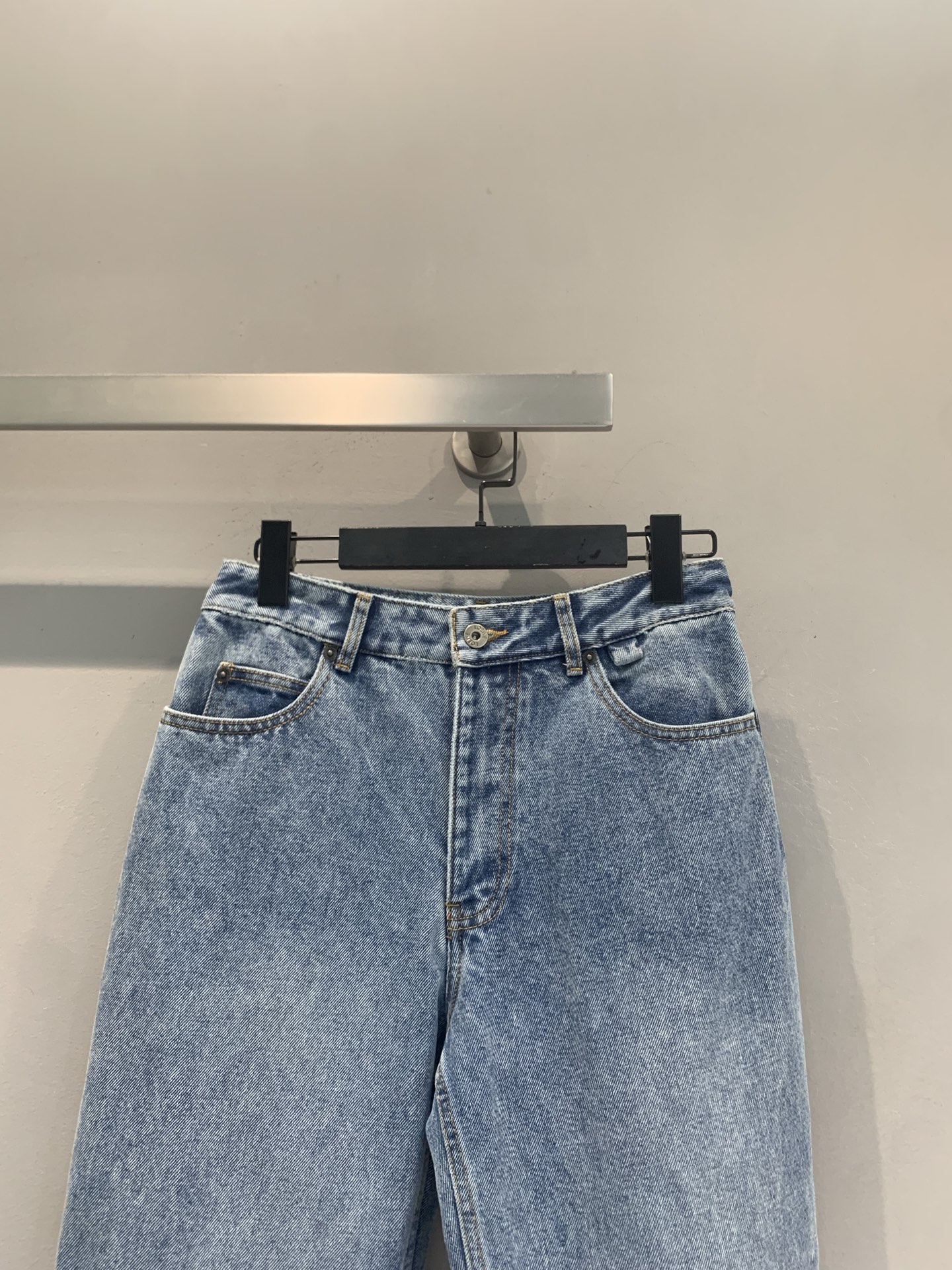 新款🆕 原版开发 Loew*春夏新款时髦复古高腰开叉牛仔九分裤。高腰设计+微喇裤型，开衩细节超有设计感，