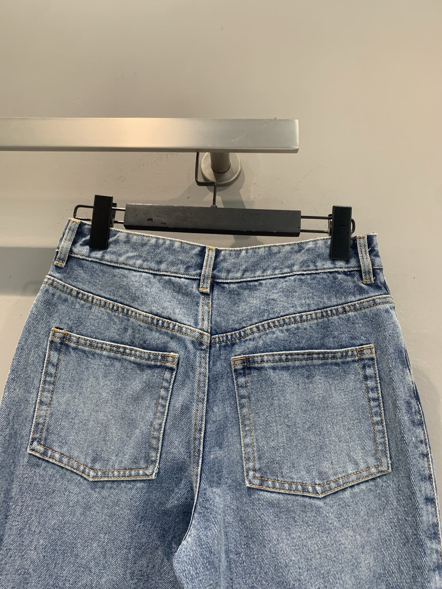 新款🆕 原版开发 Loew*春夏新款时髦复古高腰开叉牛仔九分裤。高腰设计+微喇裤型，开衩细节超有设计感，